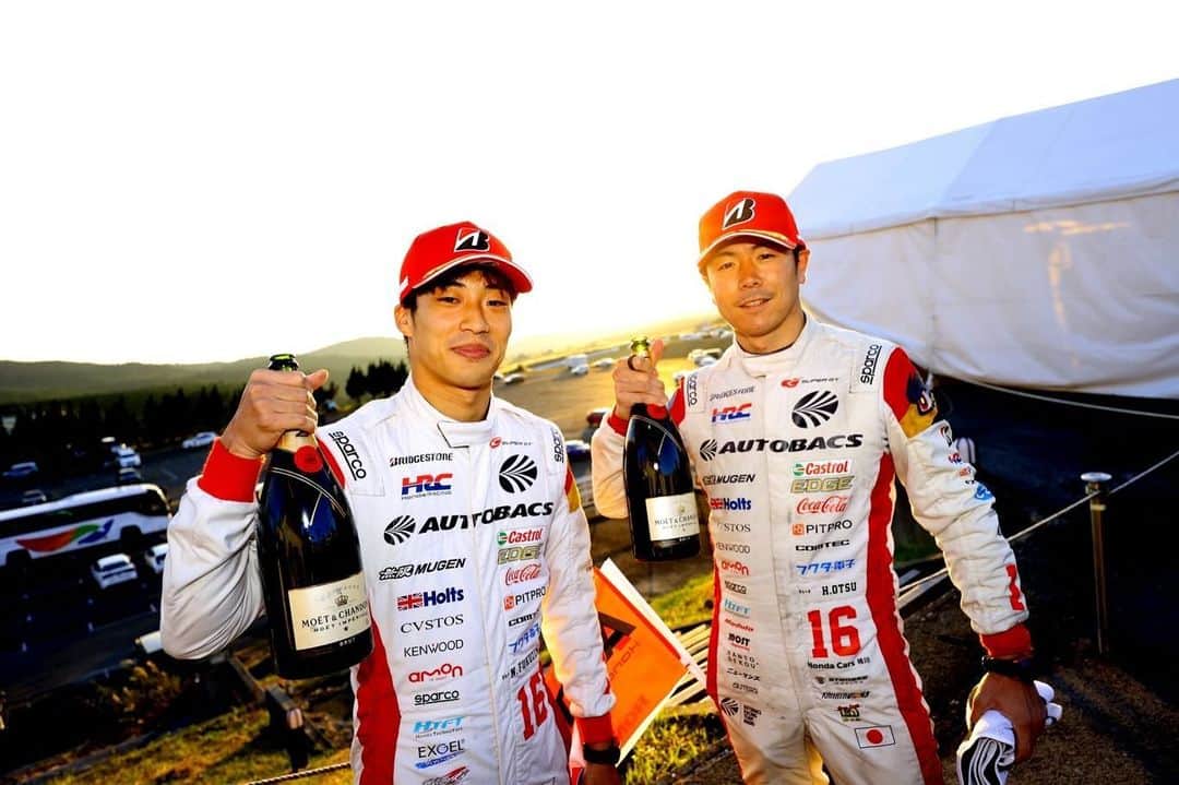 福住仁嶺のインスタグラム：「P2  SuperGT第7戦は悔しい2位。 大津さんが厳しい状況の中でも耐えてくれていたのですが、一歩及ばず。ポイント差はありますが、チャンピオンの可能性が残っているので最後まで諦めずに戦います！  今回は息子くんも来て、初めてのレース観戦。表彰台に登れて良い思い出を残す事が出来ましたが、出来ればてっぺんが良かったなぁ😗  次はSF！」