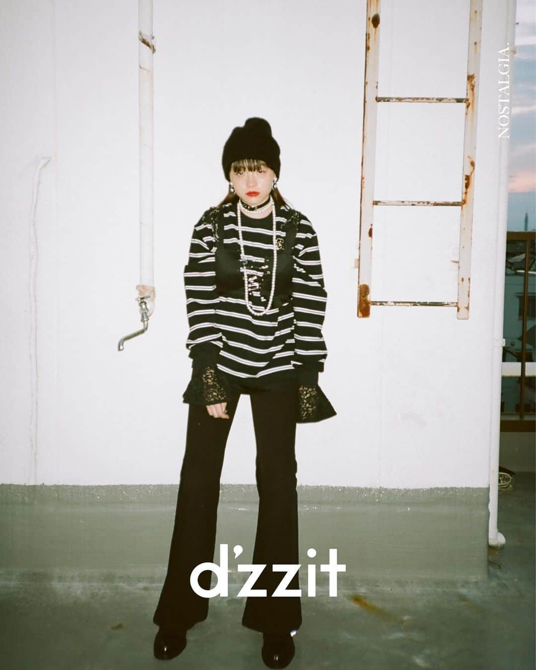 DAZZLE FASHIONさんのインスタグラム写真 - (DAZZLE FASHIONInstagram)「#dzzitgirl own time @sereeeenam It's cool to stay alone. #dzzit2023Winter #dzzitisit」10月16日 19時12分 - dzzit_official