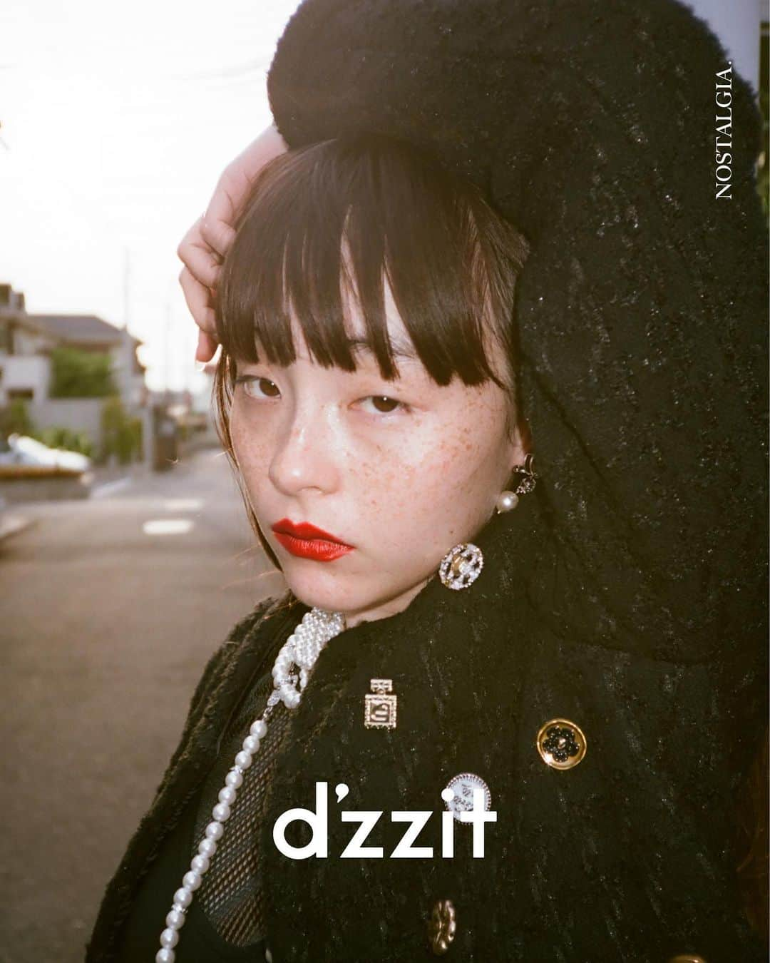 DAZZLE FASHIONのインスタグラム：「#dzzitgirl own time @sereeeenam It's cool to stay alone. #dzzit2023Winter #dzzitisit」