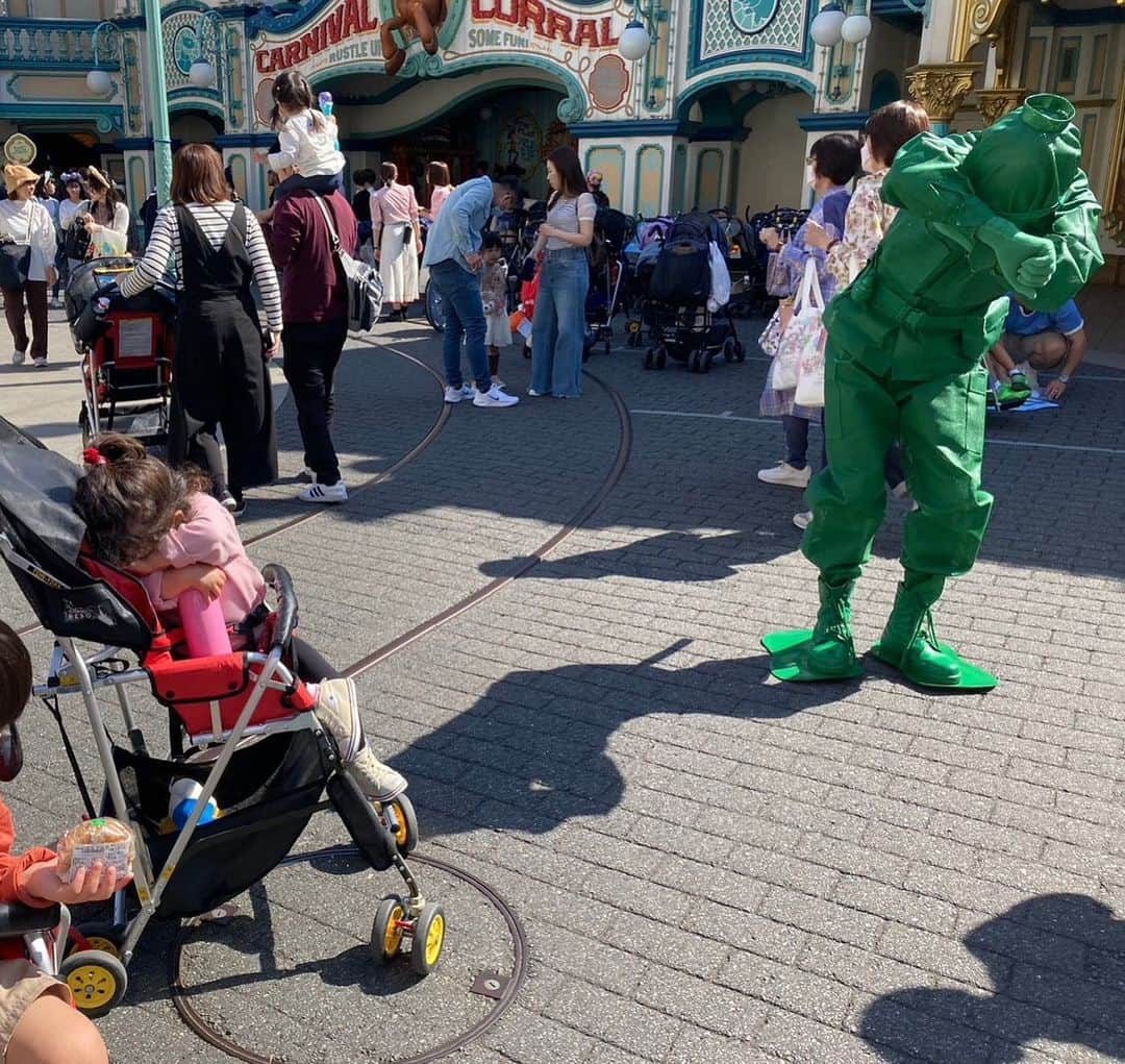 堤友香のインスタグラム：「. ハロウィンのディズニーシー🎃にて グリーンアーミーメンに出会う🫶  トイストーリーに出てくる あのおもちゃの兵隊さん！  娘は顔のない全身緑に大泣きでしたが😂  娘が泣けば崩れるように落ち込み、 娘が顔を隠すと同じポーズをして なんとか気を引こうとする健気さ！ グリーンアーミーメン、愛しすぎる！  今度グッズ見つけたら買います😘  そしてそして 今回はビッグバンドビートに当選💛 なんと！前から2列目の神席でした🥹 ミッキーがドラムを叩く姿、、、神々しかった✨✨✨  並ぶ楽しさは子連れでは中々味わえないので 潔く諦め、有料パスも使いました☺️ 5分くらいで案内してもらえてありがたい👏  また早く行きたいな〜🥰  #ディズニー #ディズニーシー #ハロウィンディズニー #子連れディズニー」