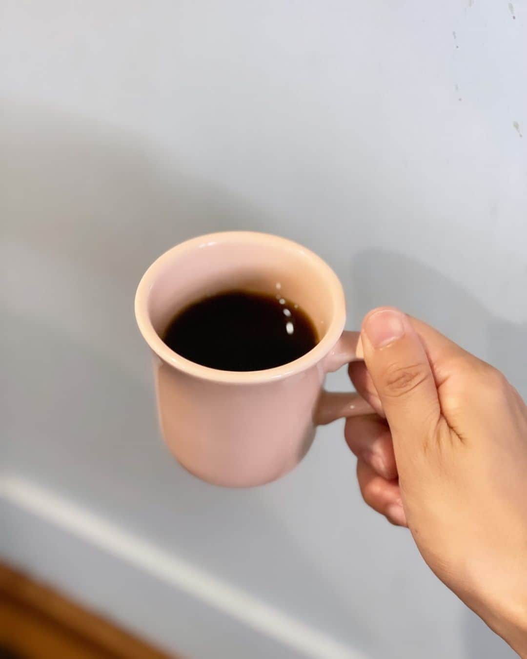 甲斐麻美のインスタグラム：「☕️☕️☕️  ずっと我慢していた 大好きな、大っ好きなコーヒー  久しぶりに飲みました☕️✨  hatoさんが丁寧に淹れてくれたコーヒーは、これまで以上に美味しかった♨️  当たり前に毎日美味しく飲んでいたけど 特別なものにした方が もっとずっと美味しいね  今後も基本はグッと我慢で断ちながら ときどき、だいじ大事にいただきます😌  も〜さ〜 季節は移ろいでいるのに 頑張る蚊に顎を吸われたよ😂  かゆ… なんで顎…  #20231016 #kaicoの好日」