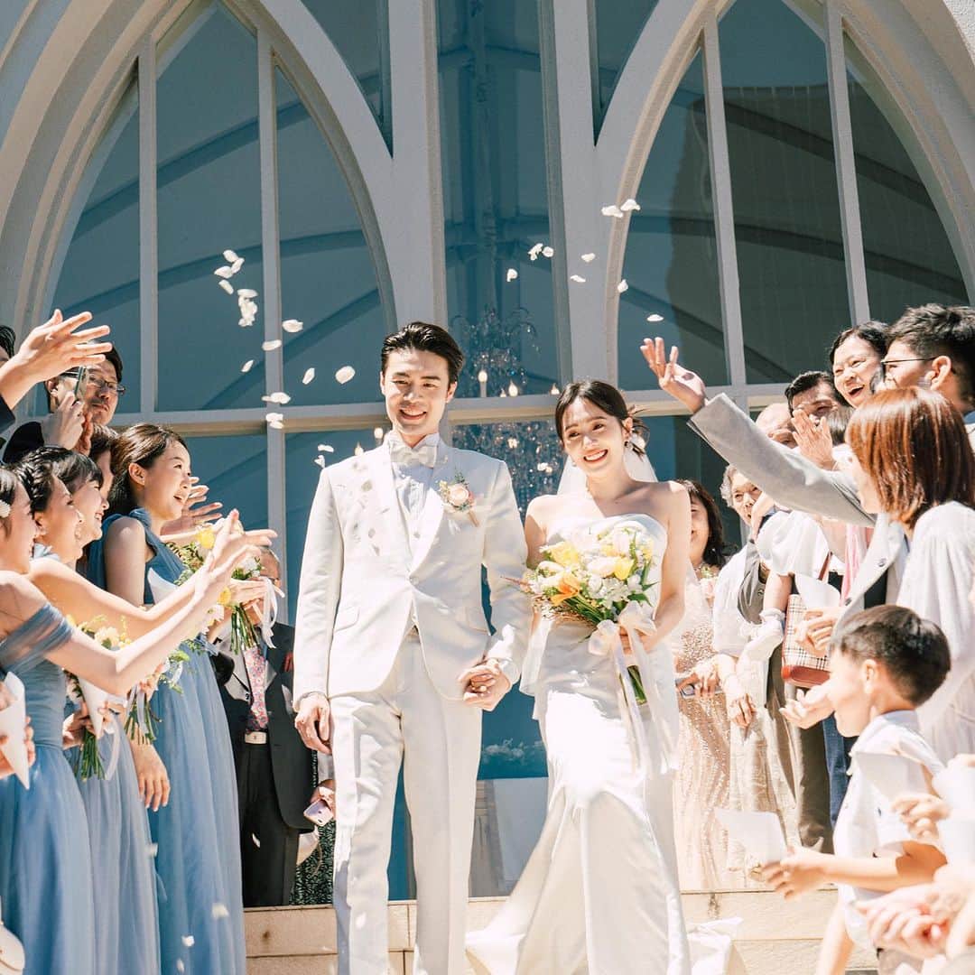 Dewi Chienのインスタグラム：「☀️很多人問婚禮怎麼不辦晚上？  ：因為我喜歡白天，一直希望婚禮當天如果天氣好的話，可以有大太陽很大灑落在身上的那種婚紗照⋯  結果！就這樣不小心完成願望了🥹還獲得超Q大合照🤍  💎 @bulgari  💄 @arialping  💇🏻‍♀️ @actomlee 💐 @sussflora  👰🏻‍♀️ @artizstudio.tw  🤵🏻 @vandome_suit  📷 @thestagephotography @nickchangphotography  #大衛婚禮紀錄 #帶你們一起用照片影片參與婚禮過程」