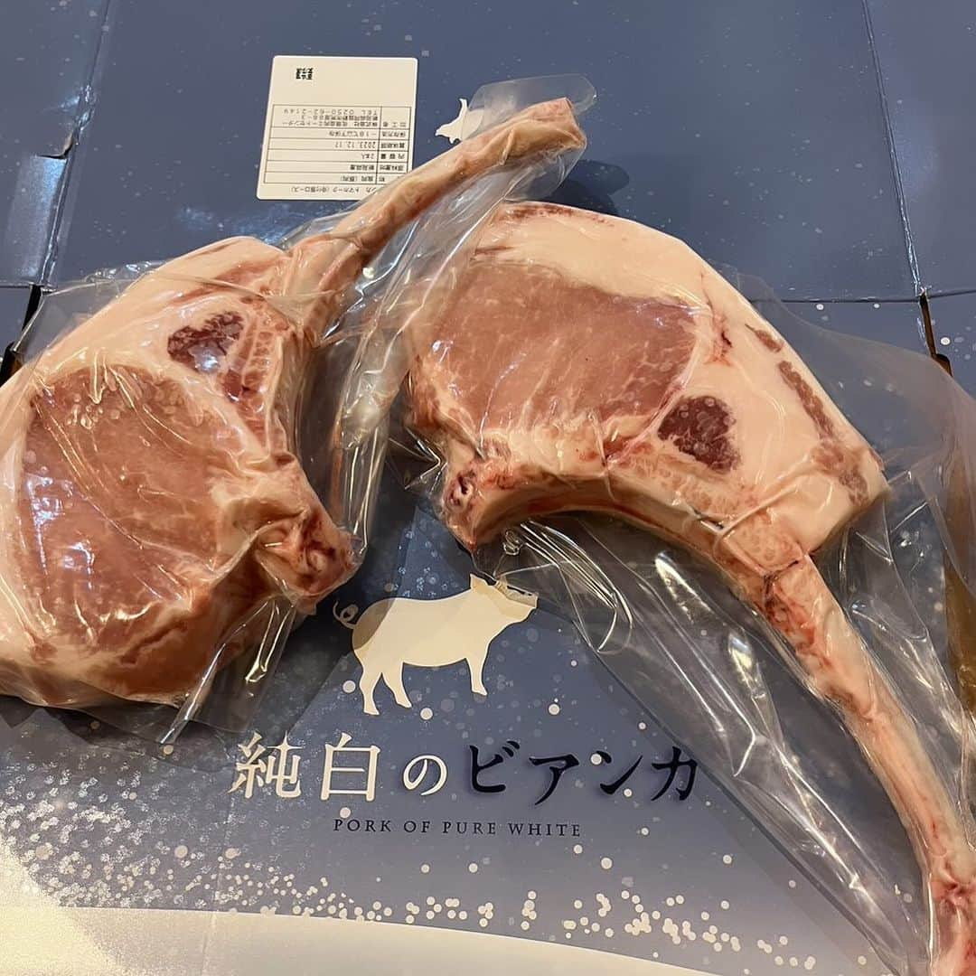 関智一のインスタグラム：「トマホーーーク！！  #豚肉 #ジューシー #トマホーク #ゲッターロボ #ふるさと納税」