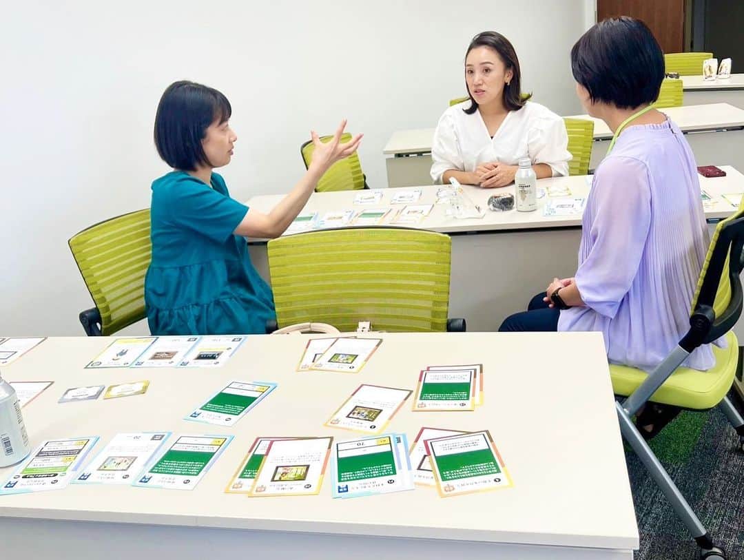 川島恵さんのインスタグラム写真 - (川島恵Instagram)「SDGsカードゲーム「moritomirai（モリトミライ）」を初めて体験しました🌳 ファシリテーターはMRTのSDGsアドバイザーの難波裕扶子さん♪ ・ 山の所有者、森林組合、猟師、行政職員、住宅メーカー、学校の先生など色々な仕事やゴール(目標)を持った10種類のプレイヤーが、仕事や生活のアクションを5年単位で計4ターン繰り返し、「森の未来」について考えるゲームです。 ・ 私は会社の販売員と地域の会社をまとめる人。 最初、難しいのかなぁとドキドキしていましたが、時に周りの仕事の皆さんと協力し合いながらとても楽しく参加できました！ ・ それぞれの持ち場でできることを行うのはもちろんですが、全ての立場が皆繋がっている…🌲 ・ 様々な気づきがありました💡 ・ #sdgsカードゲーム #sdgsカードゲーム体験会 #モリトミライ #カードゲーム #森の未来を考える #ファシリテーター  #難波裕扶子 #sdgs #森林 #moritomiraiカードゲーム」10月16日 19時25分 - mrt.kawashima