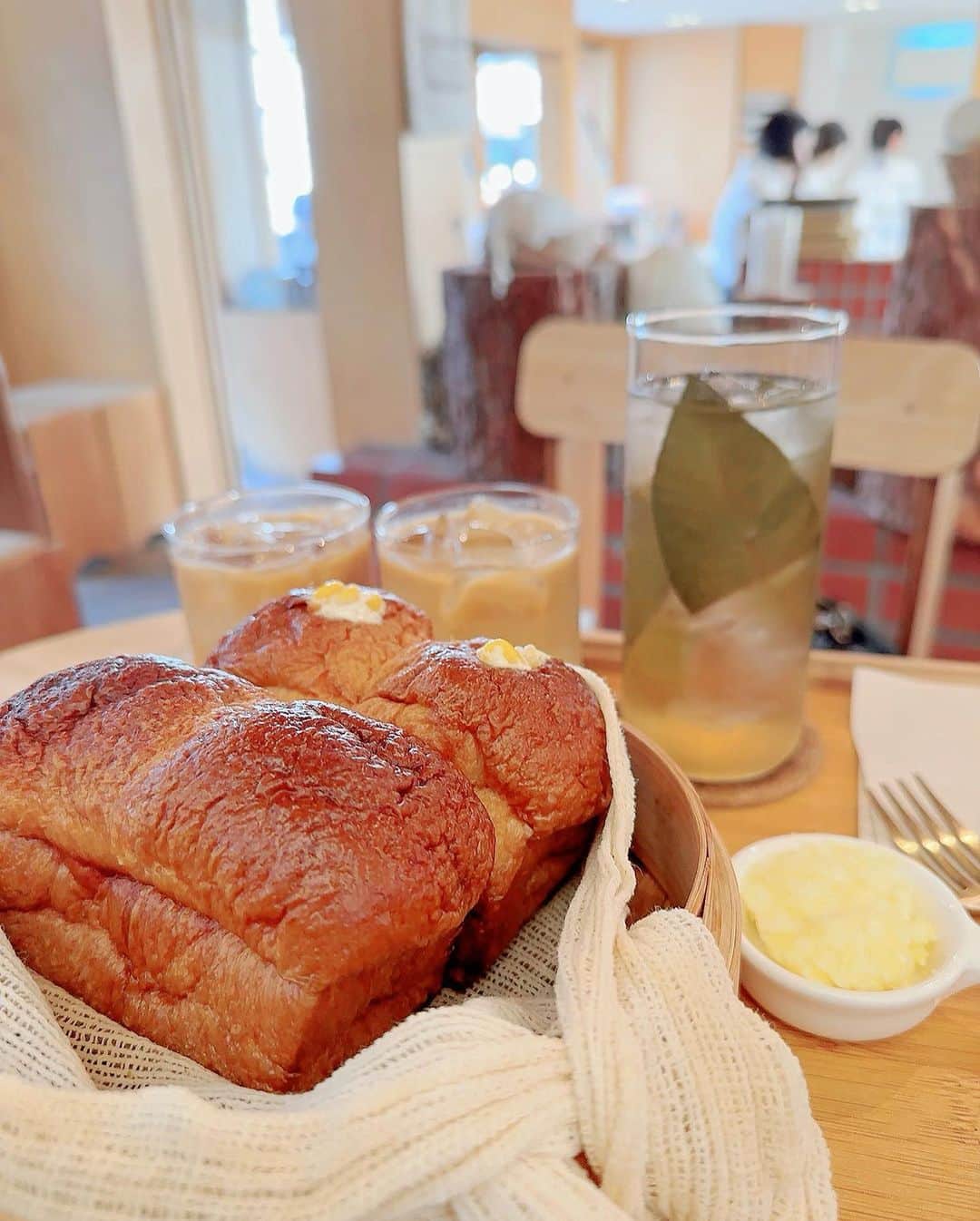 木南清香のインスタグラム：「韓国めも、ソウル編✈︎  🍚ごはん担当 : @konnatsumi  ☕️カフェ担当 : @kinami_sayaka  🗺️地図担当 : @ryunosuke_onoda  役割分担のおかげで！ 1秒の無駄もなく ソウルを満喫できた☺︎♡  1-4🍞: @miltoasthouse   トウモロコシの蒸しパンが 美味しすぎて…🤤  5-6🐷: #아굿간생고기  サムギョプサル 本当に美味しくて！ 絶対、またリピしたい！  7-8🥤: @bonillaalavista   ここのチュロス、美味しすぎて おかわりしちゃいました🥹 全部、美味しいって書いてて 信憑性無いけど、ほんとなの！笑  9 : Rebecca オクジュヒョン様のお声を浴びて 幸せな夜でした♡  10 : 🚃  基本は電車移動！ 乗り過ごしたりもしたけど それも旅の楽しみ♡  あー、もうまた行きたい♡」