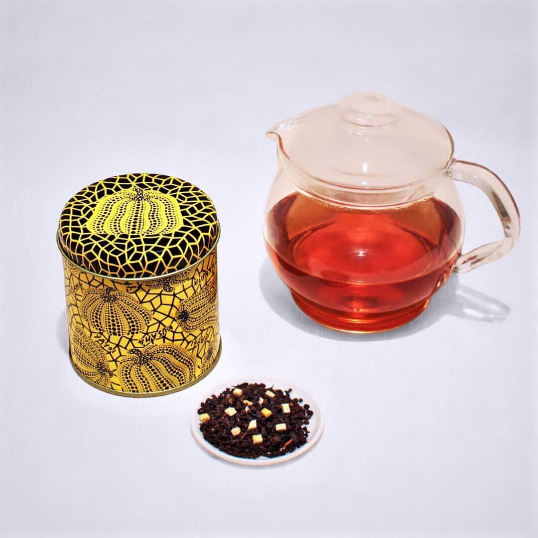 森美術館さんのインスタグラム写真 - (森美術館Instagram)「草間彌生さんの代表的なモチーフ”かぼちゃ”をあしらった鮮やかな黄色い缶に、ほのかな甘さを感じる、フリーズドライのかぼちゃがトッピングされた紅茶が入っています。 ノンカフェインのオリジナルブレンドティーはプレゼントやお土産にもおすすめです✨  草間彌生 | 紅茶 PUMPKIN 1,300円（税込） 茶葉 50g  お取り扱い場所：森美術館ショップ（３F）  #yayoikusama #pumpkin #flavoredtea #tea #MoriArtMuseumShop #MAMShop #草間彌生 #南瓜 #フレーバードティー #紅茶 #森美術館ショップ #森美術館  ＊お問い合わせは以下までお願いいたします。 For inquiry, Please contact below. →shop@macmuseumshop.com」10月16日 19時18分 - moriartmuseum