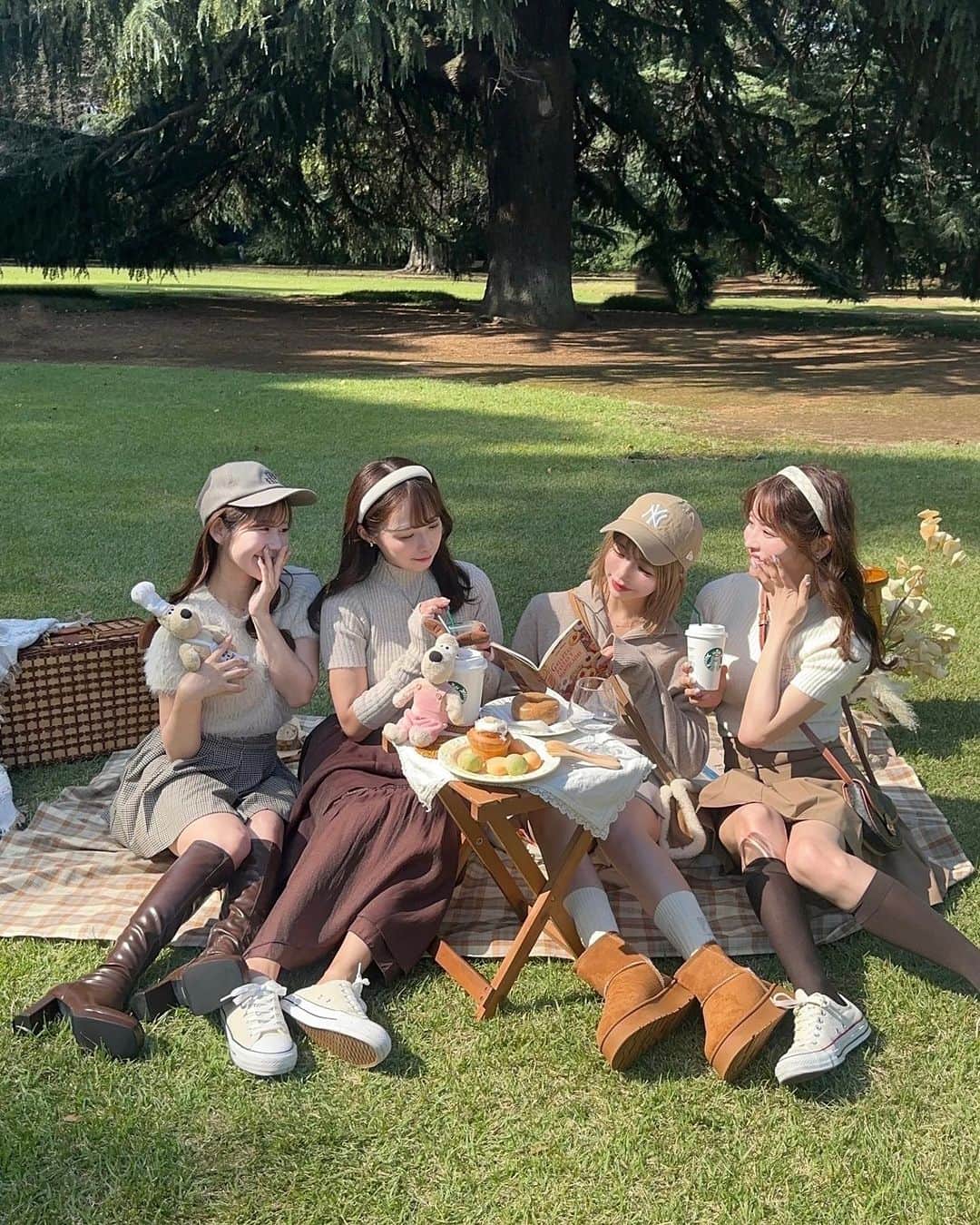 エリンコさんのインスタグラム写真 - (エリンコInstagram)「🧺🍂 . みんなで秋ピクニック🧸🤎 . ブラウンコーデで皆集合したら とーっても可愛いかった🍂 . ピクニック小物たちは @picnic_mimi で借りたよ💞 たくさん可愛い小物があって選ぶのに迷った💝 . また可愛いピクニック計画したいー🧺 . #ピクニック #オシャピク #Autumn #picnic #picnicparty #ブラウンコーデ #ベージュコーデ #女子会 #东京 #时尚潮流 #可爱的 #えりんコーデ #えりんこヘアアレンジ #えりんこピクニック」10月16日 19時18分 - erinko0315