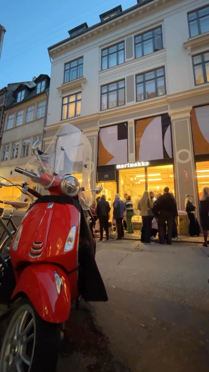 Marimekko Japanのインスタグラム：「Pilestræde 29にオープンした新店舗でのオープニングイベントの様子。 コペンハーゲンを訪れる際にはぜひこの新しいマリメッコ店舗にお立ち寄りください！  Video and edit by @rasmadeit  #marimekko #marimekkofw23 #マリメッコ #マリメッコ愛 #北欧デザイン #フィンランド」