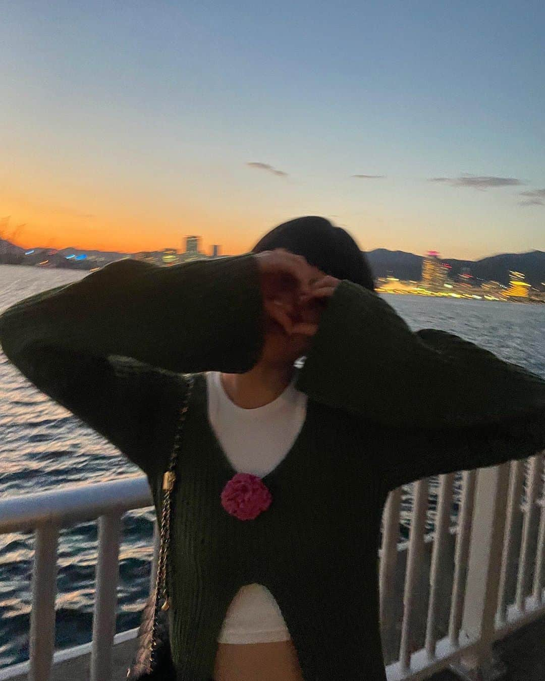 藤本林花美愛さんのインスタグラム写真 - (藤本林花美愛Instagram)「綺麗すぎて感動した夕日🥹🌇🫶✨  Tops: @jouetie_official  Bag: @charleskeithofficial  @charleskeith_jp」10月16日 19時21分 - lily_1001_official