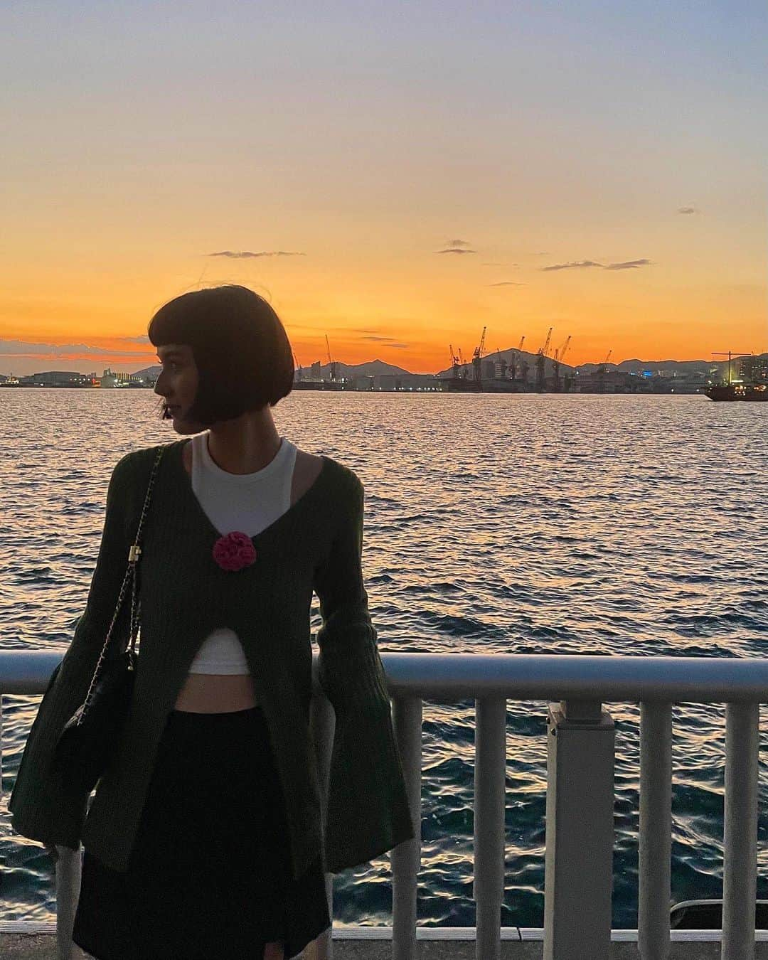 藤本林花美愛のインスタグラム：「綺麗すぎて感動した夕日🥹🌇🫶✨  Tops: @jouetie_official  Bag: @charleskeithofficial  @charleskeith_jp」