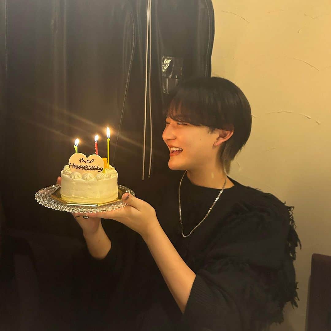 やっぴのインスタグラム：「本日27歳になりました〜🎂 今年も仕事もプライベートも最高な1年になるように人生楽しむぞー！」