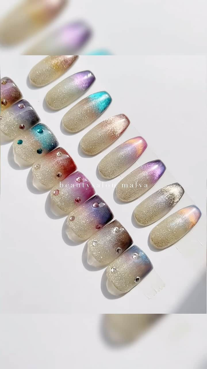 nailsalon malva（ネイルサロンマルヴァ）のインスタグラム：「最近サロンで人気のマグネットネイルのグラデーション✨  動画のハンドはピンク×パープル♡ 時々ブルーにも見える不思議なカラー💙 ⁡ ベースのキラキララメは、 写真や動画より実物の方がもっとキラキラなんです💫 ⁡ ⁡ ⁡ ⁡ ＿＿＿＿＿＿＿＿＿ ⁡ New⋆｡˚ ⋆｡˚  ⁡ 〜選べるマグネットネイル×ビジュー〜 ⁡ 8種類のマグネットネイルのカラー からお好きな色をお選びください💅 ⁡ パール付ビジューも選べます！ 小さいサイズもに変更可能です◎ （一部ない色もございます🙇‍♀️） ⁡ ⁡ ⁡ ::::::::::::::::::::::::::::::::::::::::::::::::: 　１０月いっぱい特別価格 ‼️ ::::::::::::::::::::::::::::::::::::::::::::::::: ⁡ ⁡ 【ハンド】 ⁡  ▸ご新規様 ¥13,650  サロンキット(レンタル)消毒代込み ⁡  ▸リピーター様 ¥12,650 ⁡ ⁡ 【フット】 ⁡  ▸ご新規様 ¥12,650  サロンキット(レンタル)付き ⁡  ▸リピーター様 ¥12,100 ⁡ ⁡ ⁡ ⁡ ⁡ ↪︎ ネイルのケアと保証期間 ⁡ malvaのネイルはドライケア、カットスタイルも込みです。 保証期間は約4週間となります（※ご新規様は3週間となります）。 ⁡ ＿＿＿＿＿＿＿＿＿＿＿＿＿ ⁡ ⁡ 𝐛𝐞𝐚𝐮𝐭𝐲𝐬𝐚𝐥𝐨𝐧 𝐦𝐚𝐥𝐯𝐚⠀ 📍明治神宮前駅｜原宿駅　徒歩𝟑分 ⠀ 💬ご予約やお問い合わせ 𝐋𝐈𝐍𝐄から承っております @ 𝐦𝐚𝐥𝐯𝐚 ⁡ お気軽にご連絡ください♡ ⁡ ⁡ ＿＿＿＿＿＿＿＿＿＿＿＿＿＿ ⁡ ▸ジェルネイル｜スカルプ｜ネイルケア ▸まつげカール｜まつげエクステ｜ワンホンエクステ ▸ハーブよもぎ蒸し ▸ワックス脱毛 ⁡ \ アシスタント募集中💁‍♀️ / ⁡ ▸リモート可オンラインの画像動画制作アシスタント ▸サロンワーク全般アシスタント ⁡ ⁡ #秋ネイル2023 #マグネットネイル #マグネットグラデーション  #ビジューネイル #malva #malvaネイル  #グラデーションネイル #大人可愛いネイル  #ワンホンネイル #原宿ネイル #フットネイルデザイン  #表参道ネイル #東京ネイルサロン　#明治神宮前ネイル #新宿ネイル #千駄ヶ谷ネイル  #harajukunails #tokyonails #tokyonailsalon ⁡」