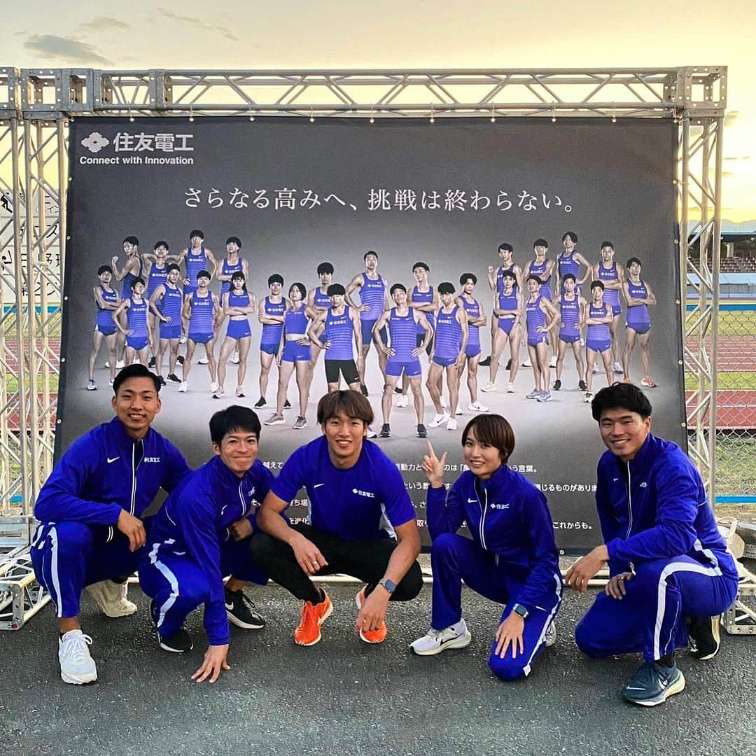 小池祐貴のインスタグラム：「【Team】 住友電工の広告前にて。 拠点は違いますが、みんなには仲良くしてもらっています。」