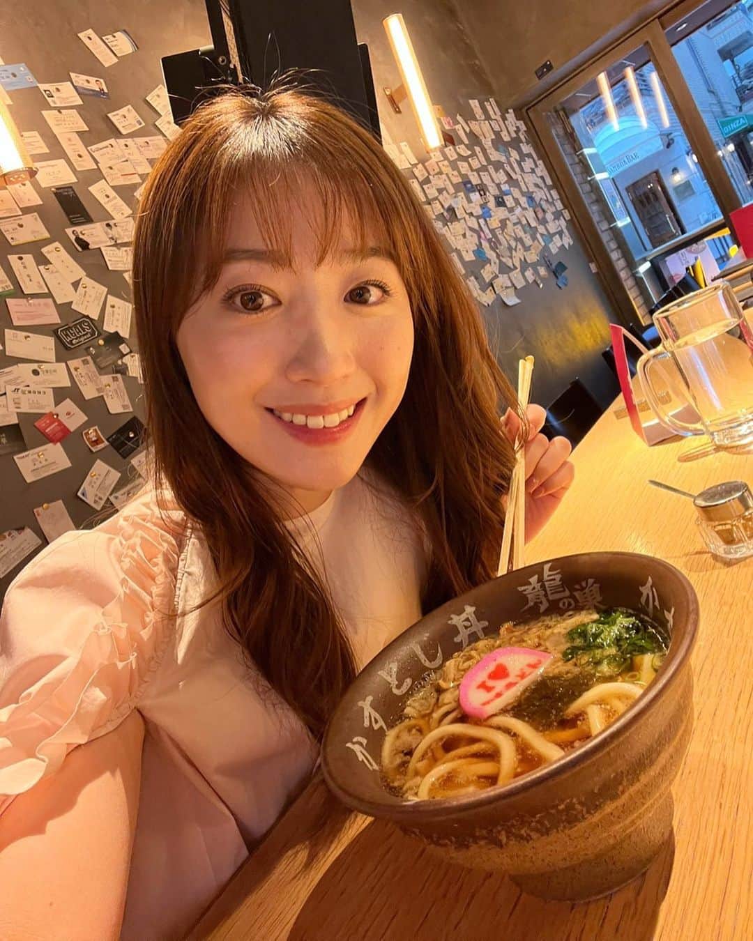 小山愛理のインスタグラム：「⁡ ⁡ 今日はNEXT companyのロケ🎤 銀座コリドー街近くにある龍の巣さんでかすうどんをいただいてきました🍥 めっちゃ美味しくて合間に完食しちゃった😋 ⁡ ホルモンも美味しかったし、今度プライベートでゆっくり食べに行きたいなぁ😚 だれか行こう〜！！笑」