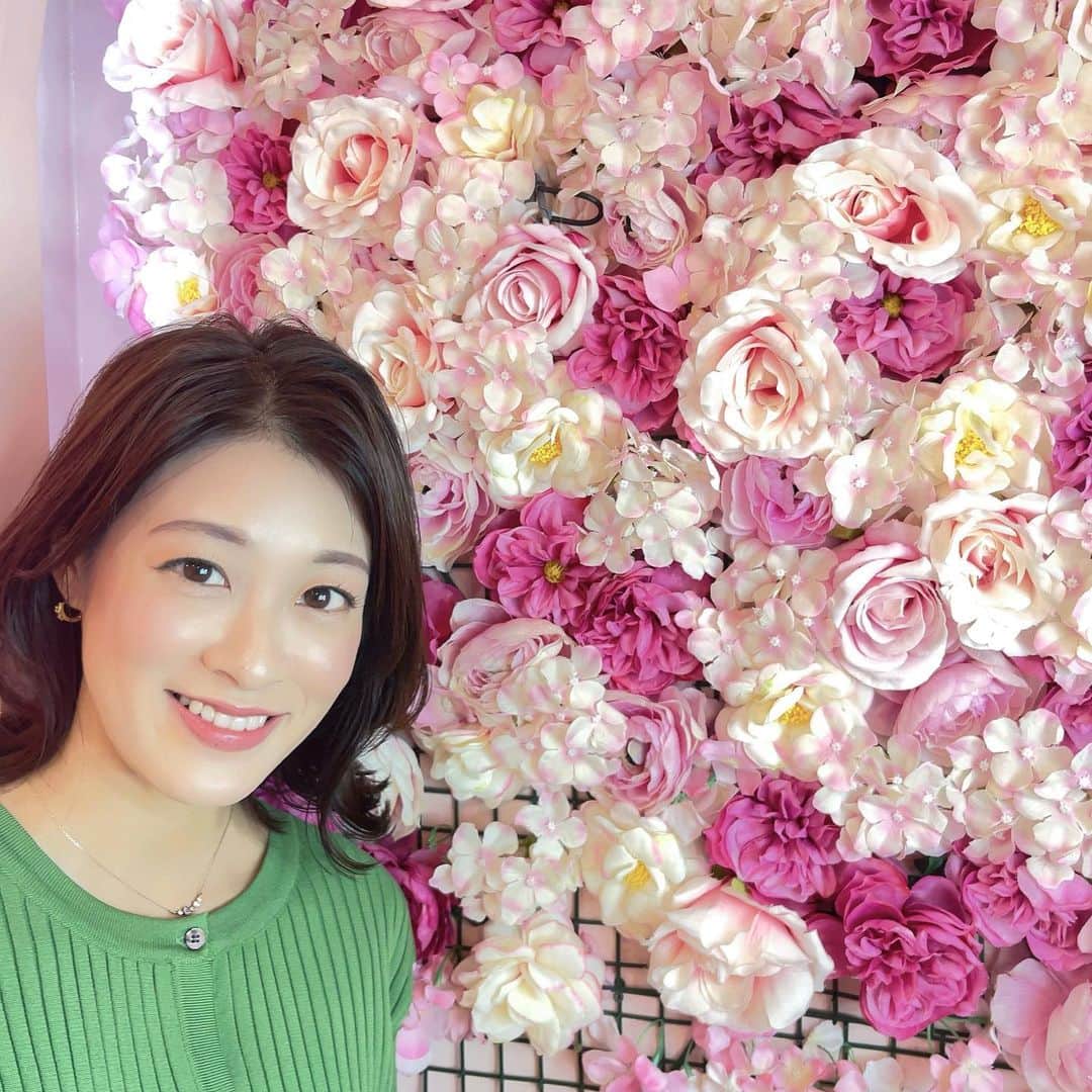 小宮山瑞季のインスタグラム：「壁にピンク色のお花がいっぱい🌸🌸🌸 豪華で、かわいくて、 つい記念撮影してしまいました📸☆  しかも壁に照明もついてて、 なんと映えるスポットなのでしょう！  これは造花でしたが、 それでも気分がうきうきして、 短時間で癒されました～😇✨  お花パワーってすごい😳❗️   #花  #flower  #ピンク  #pink  #壁  #花の壁  #インスタ映え  #撮影スポット  #休日  #プライベート  #今週もがんばりましょう  #長野放送  #アナウンサー  #小宮山瑞季」
