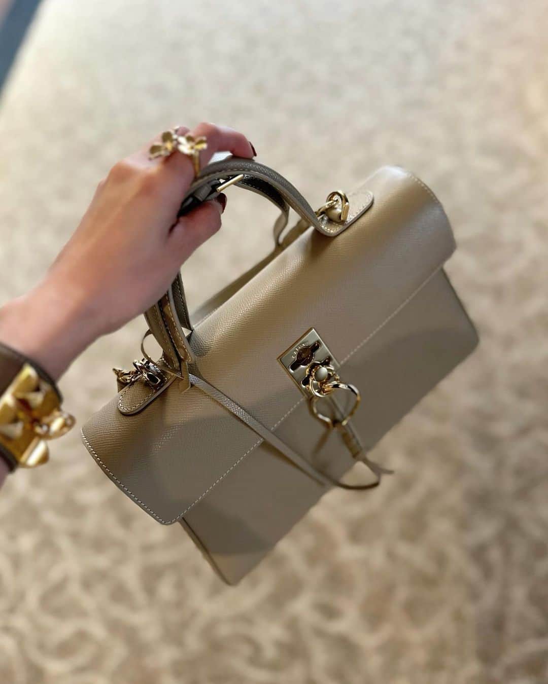 冨張愛さんのインスタグラム写真 - (冨張愛Instagram)「New bag🤎 @cafune.official Stance bag  探し求めていた、絶妙なトープカラー キレイめにも少しカジュアルなコーデにも 確実に合わせやすい🫶 佇まいが美しく見た目以上に荷物が沢山入って 全ての金具が本当に可愛くて 傷がつきにくそうなレザーの質感も 好きがつまってる。  #mycafune #pr #カフネバッグ」10月16日 19時34分 - megumitomihari