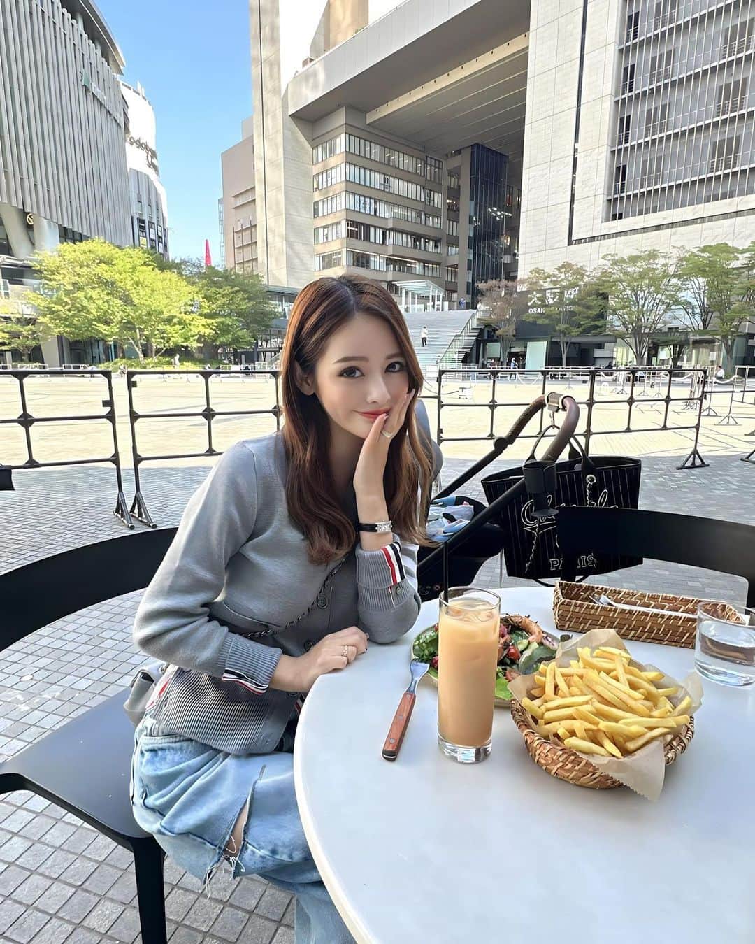 姫奈のインスタグラム：「.  旦那とランチ🥗✨ @yuto0305_2   産後の抜け毛でアホ毛すんごい🫠  #lunch」