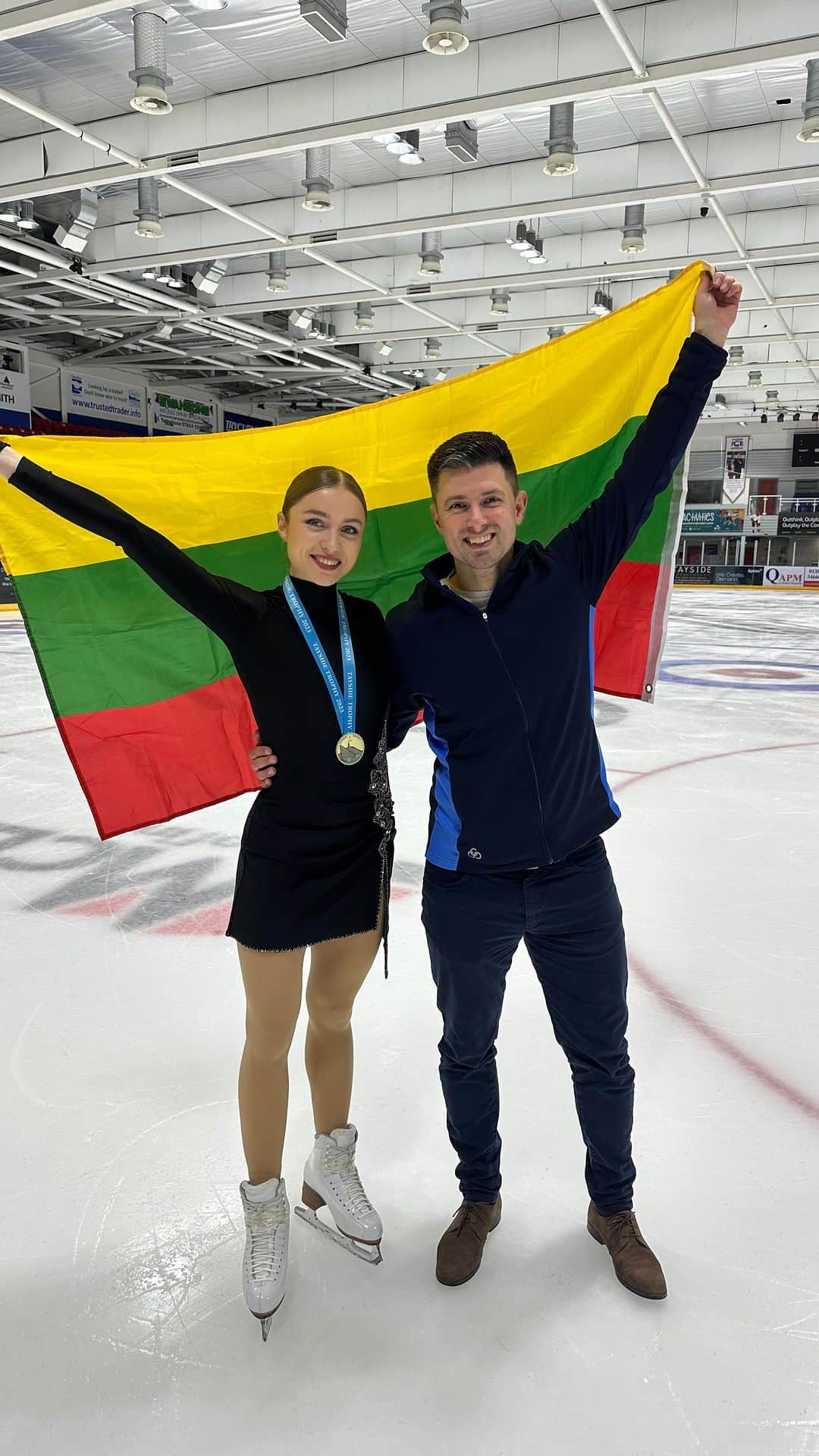 アレキサンドラ・ゴロフキナのインスタグラム：「Tayside Trophy ✨🖤🥇 🇱🇹🇱🇹🇱🇹 ••• #TaysideTrophy #2023 #figureskating #Lithuania #LTeam」