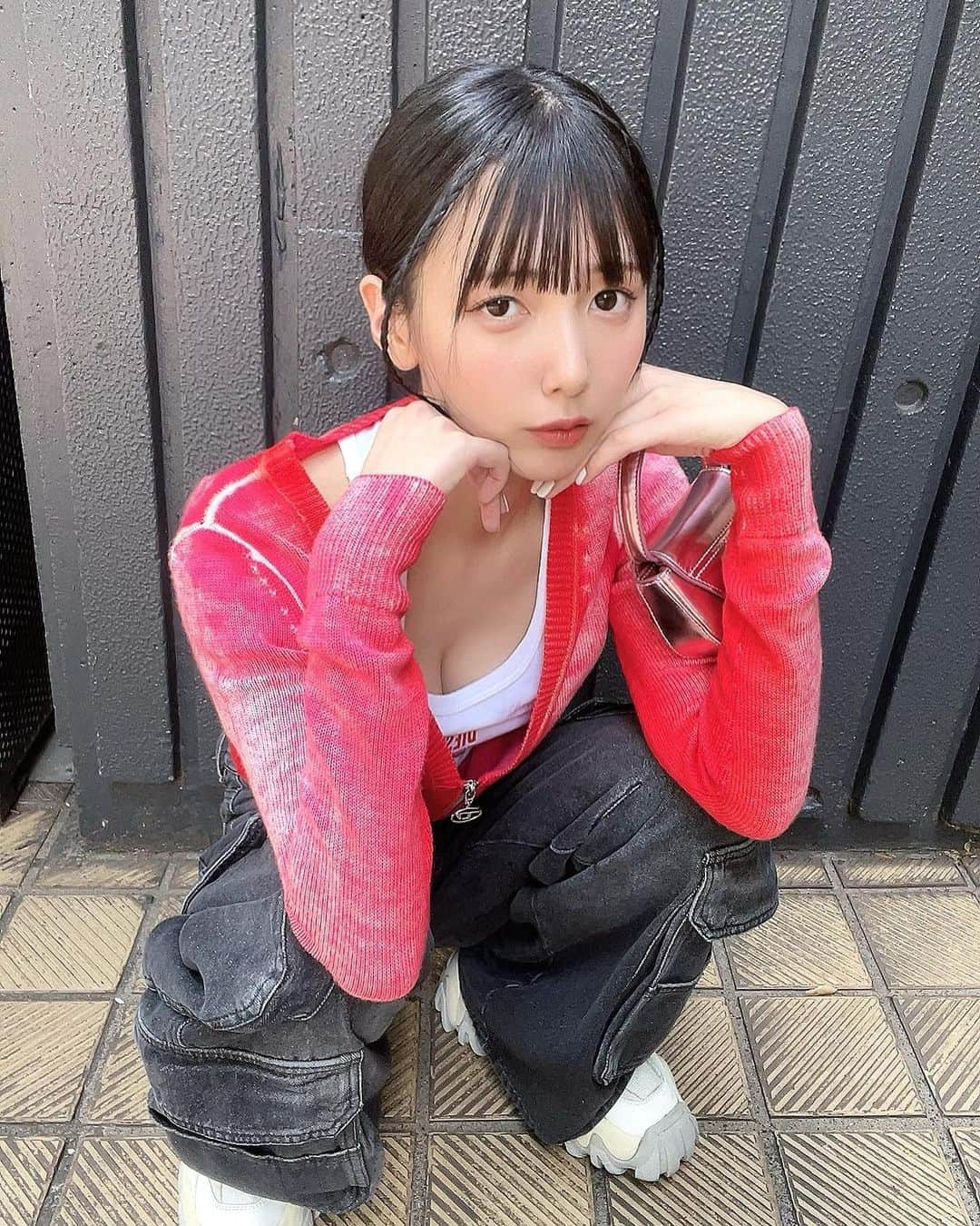 月埜ヒスイさんのインスタグラム写真 - (月埜ヒスイInstagram)「Zipperのこのカットの服おしゃんだったよね、DIESELの服買う事なかったから新鮮だった髪型もイケイケにしてもらったしネイルも白くして頂いた💅  個人的にはこの白いスニーカーがゴツデカで超可愛かったです、他のカットもまた載せるね」10月16日 19時28分 - inunuwan__