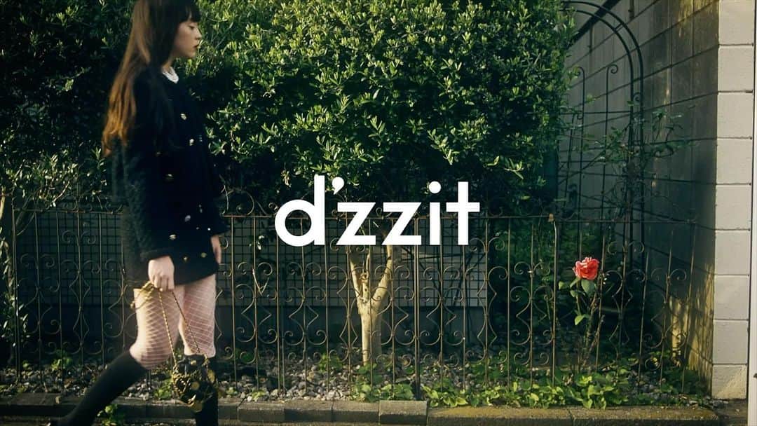 DAZZLE FASHIONのインスタグラム：「No Social Day for #dzzitgirl @sereeeenam . #dzzit2023Winter #dzzitisit」