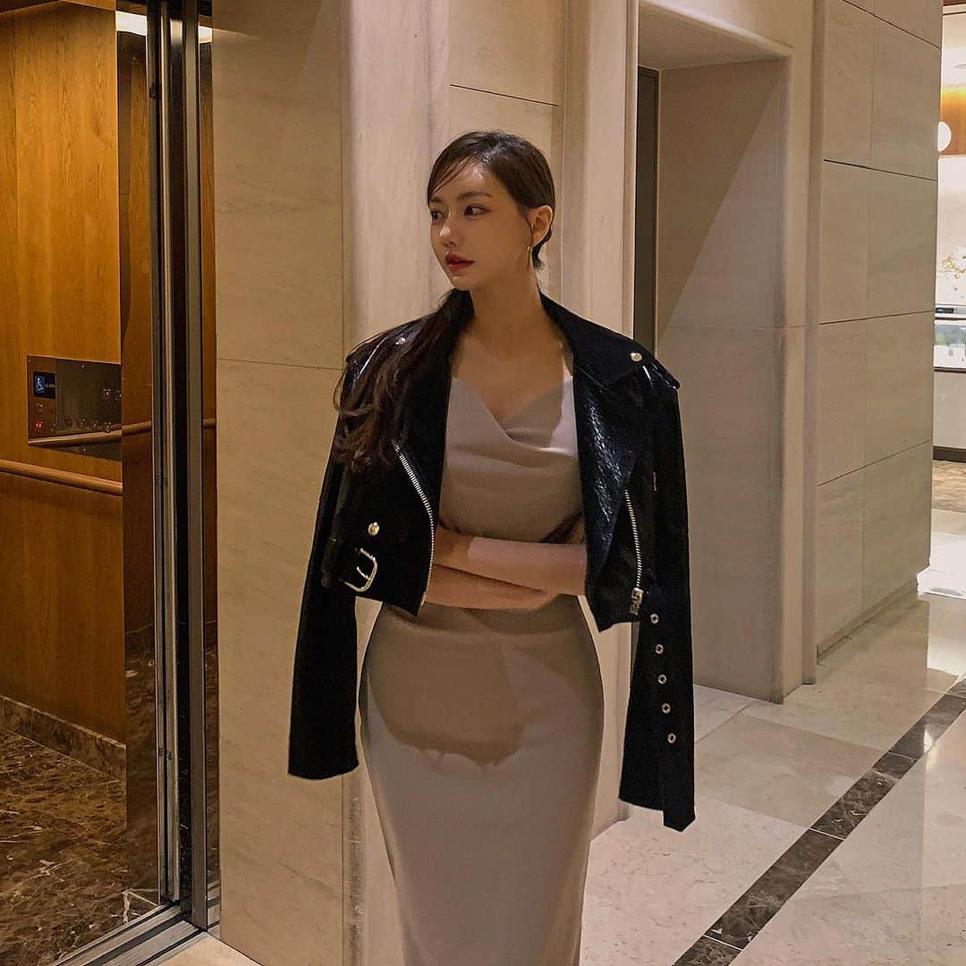 ソアのインスタグラム：「좋다 이날씨🖤 새틴레더 주구장창 입을수있어서😙」