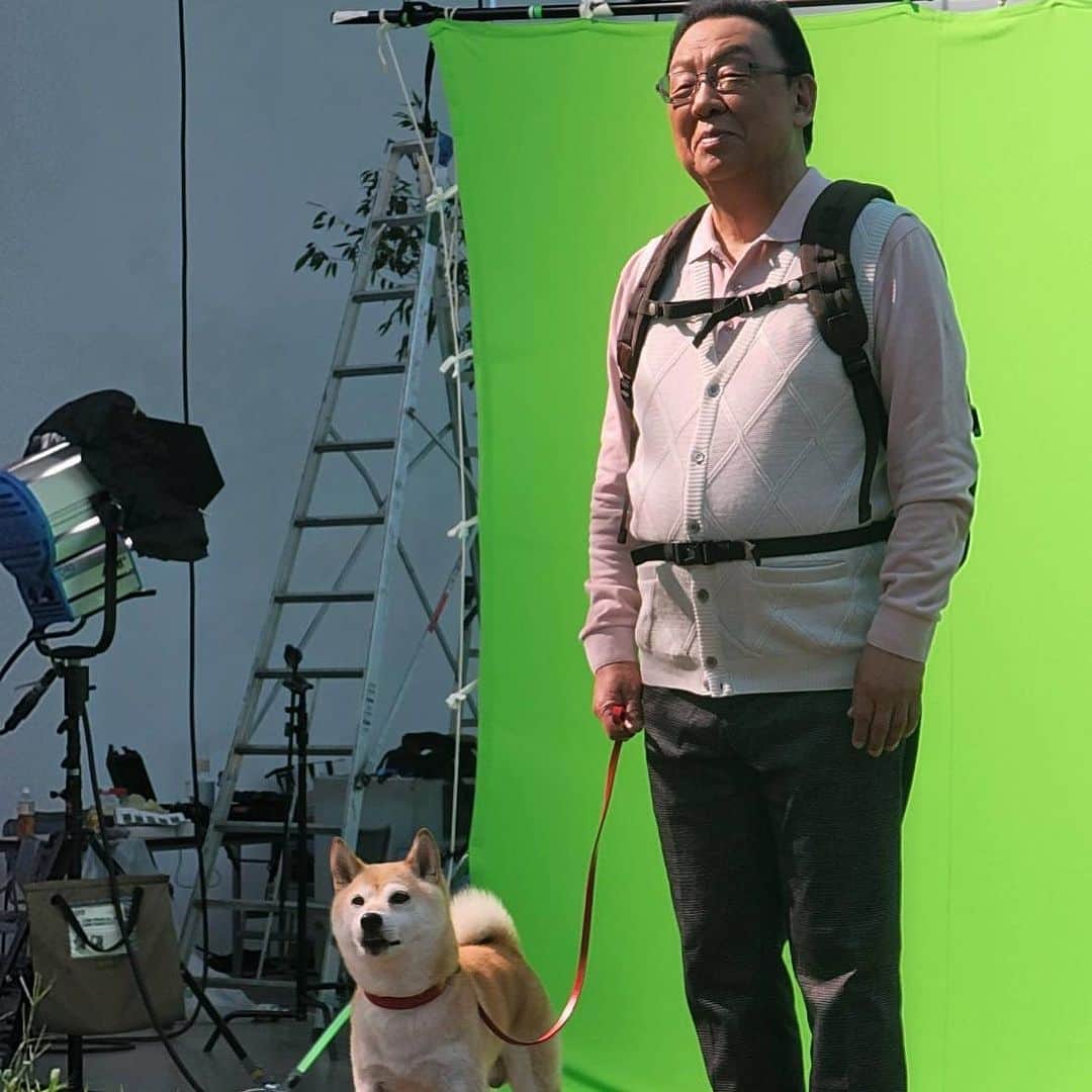 梅沢富美男のインスタグラム：「またまたLAWSONさんの新しいCMが放送されてます。 今回は、松山ケンイチ店長と王林ちゃん、そして僕のチーム青森。 もちろん愛犬ハピロー丸も一緒です！  #ローソン #新CM #ハピロー丸」
