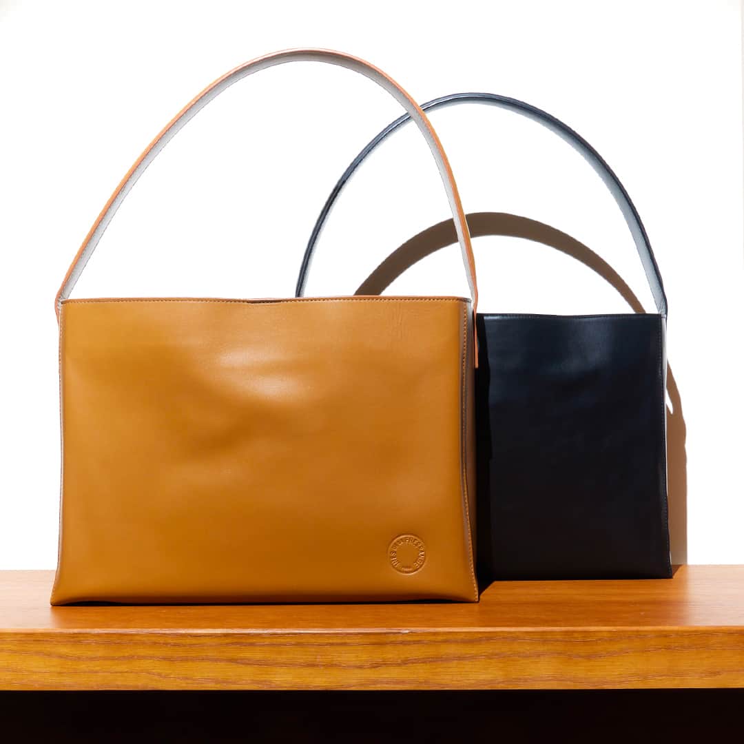 イネスドゥラフレサンジュのインスタグラム：「La famille de sacs Léonore : Découvrez le cabas en cuir porté  Épaule grand format. - The Léonore bag family: Discover the leather tote bag  Large shoulder bag.  @hotelchateauvoltaire  #inesdelafressange #inesdelafressangeparis #fallwinter2023 #parisianchic」
