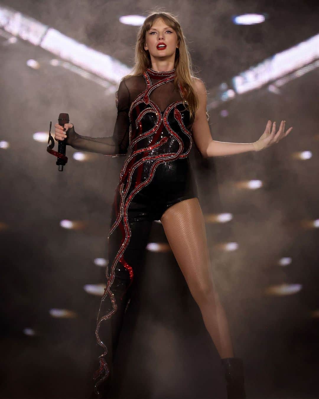 のインスタグラム：「“Okay, it’s been five minutes and I’ve already been transported to another world, and am regretting the fact that I didn’t have the money or moral fortitude required to nab Eras tickets.” #TaylorSwift’s highly anticipated #TheErasTour film hit screens across the world this weekend, allowing Swifties to re-live – or experience for the first time – the magic of the singer’s sold-out show. At the link in bio, read 35 thoughts Vogue’s @SpecterEmma had while watching the film.」