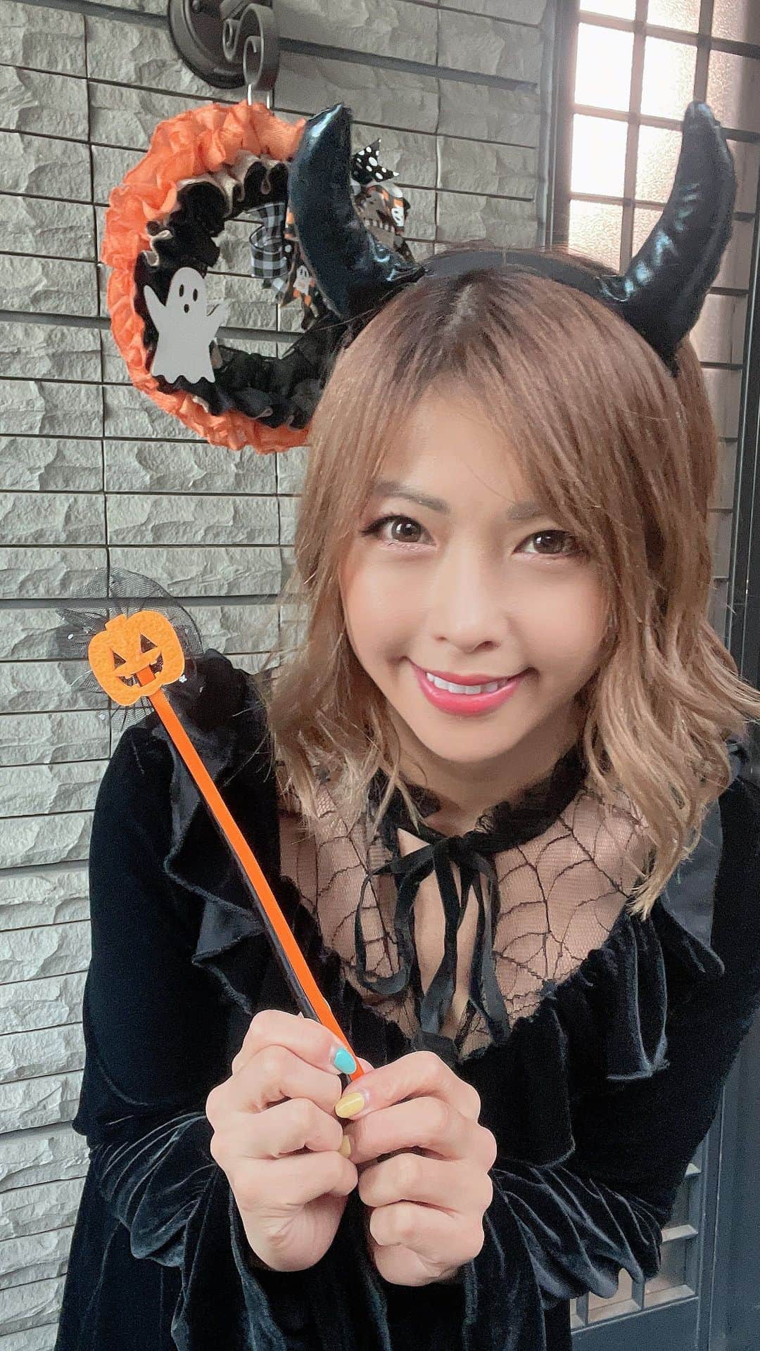 あおい夏海のインスタグラム：「ハロウィンコーデ🎃 リールバージョン🎵  #ハロウィンパーティー #ハロウィンコーデ #ハロウィン仮装  #ハロウィンイベント #ハロウィンコスプレ  #ハロウィン飾り  #あおい夏海  #コスプレ #ハロウィンコーディネート  #秋服コーデ  #秋服コーディネート」