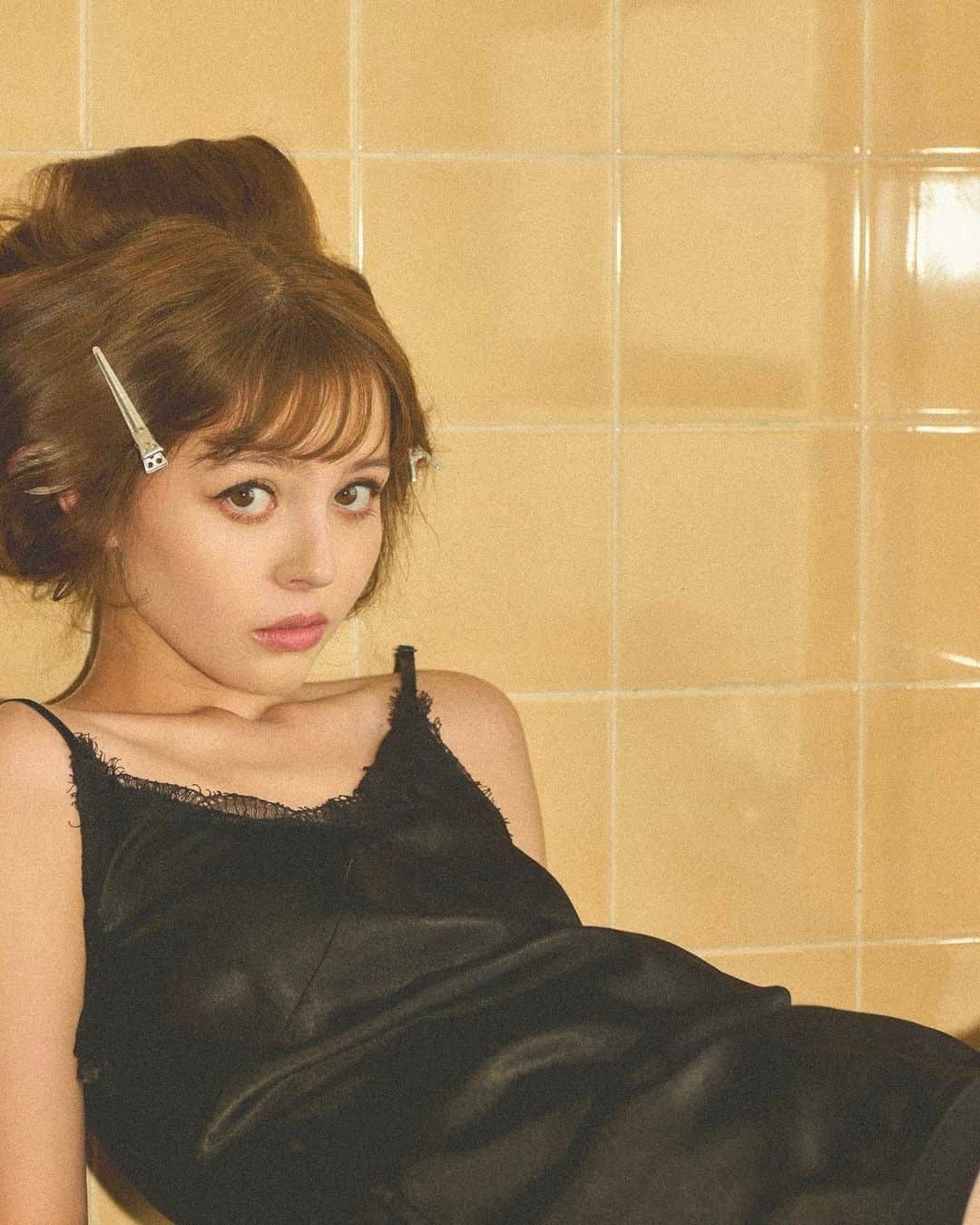 加藤ナナのインスタグラム：「今月の　#なりきりかとう写真館  では「ひなぎく」のマリエに なりきり💜  60年代のファッションやインテリアを観て参考になるのはもちろん、  その時代背景と合わせて 観て考えさせられる作品としてもおすすめ🎞️  #Ray 11月号📚　#ひなぎく」