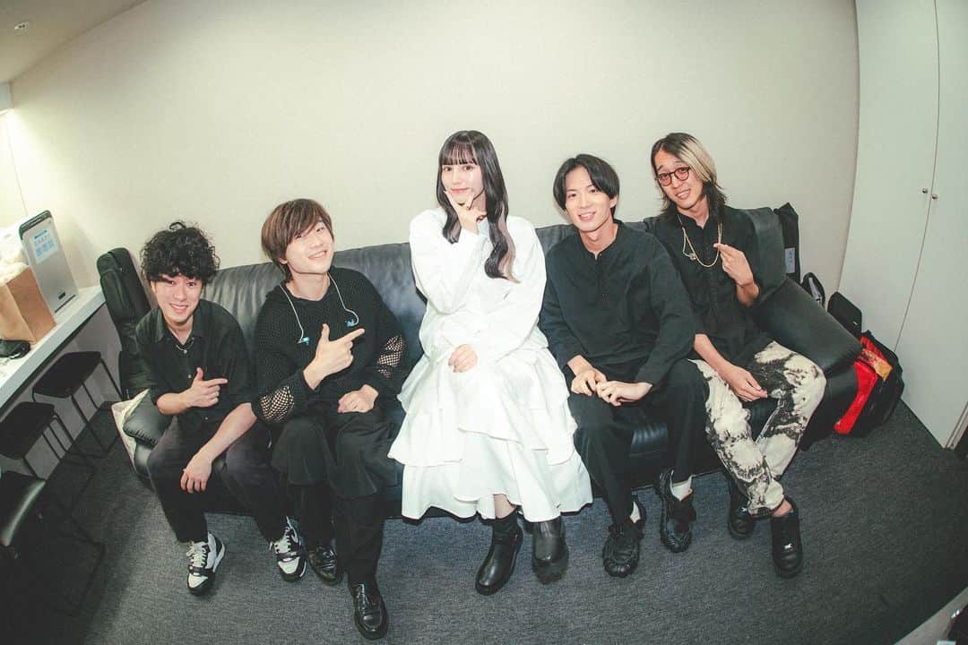 Annaのインスタグラム：「改めて！ ワンマンライブ「悪戯」 ありがとうございました！！！  素敵なメンバーとライブができて本当に幸せでした。とっても最高な一日になりました。 まだまだ未熟なところをバンドメンバーやスタッフのみなさんに支えてもらって、とんでもないライブができたのでは！と思ってます。まだまだ頑張ります。  本当にありがとうございました！！  またしばらく投稿続きますのでお楽しみに🪶 素敵な写真ありがとうございます📷🫶🏻 photo by @livephotograh.s」