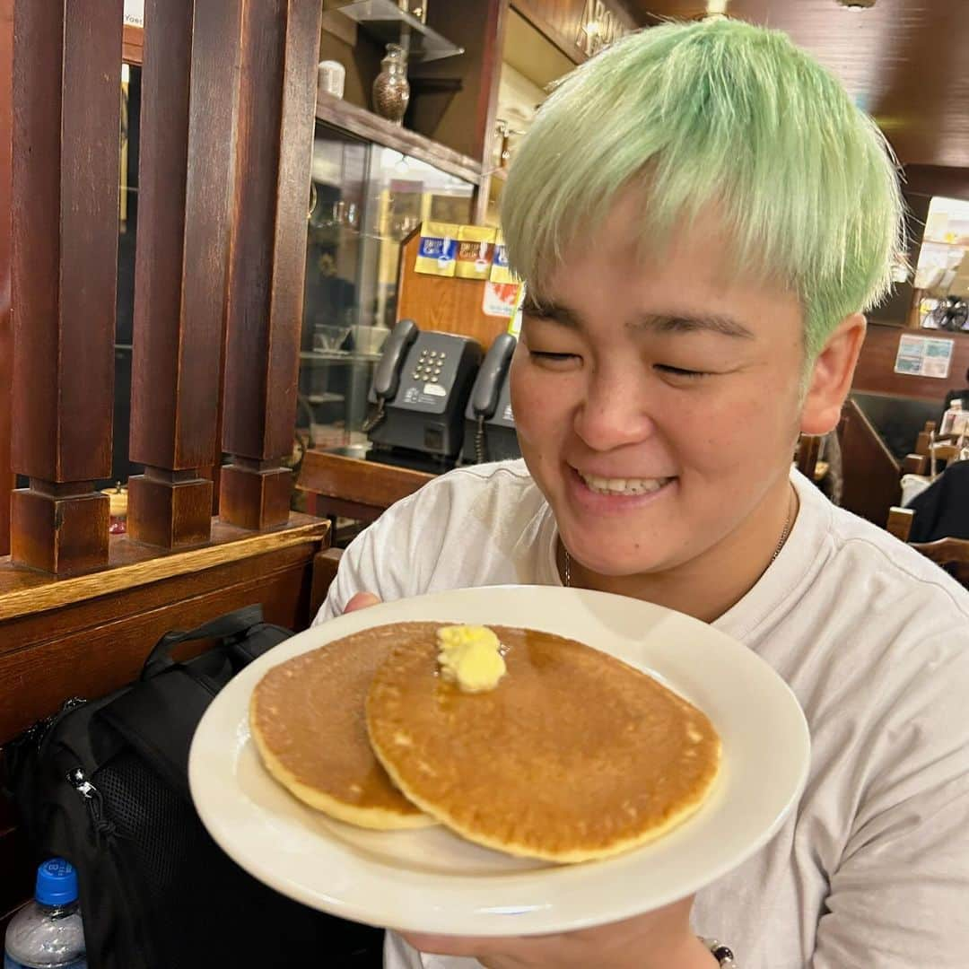 水波綾のインスタグラム：「久々にホットケーキ食べました🥞  メイプルシロップが好きかもしれない事に気づきました🍯🐻　  甘いものは世界を救う気がします🌎  さて！  10/29のハロウィンイベントinたかところ🎃👻  皆さまご予約お済みですかー？🥺  たかところさんの料理も是非皆さんに食べてほしいー🤤  仮装大歓迎🎉 お一人様ももちろん大歓迎🎉🎉  ご予約はmizunami0324@yahoo.co.jpまで👍  お待ちしてます🥺  《場所》 東京都千代田区神田三崎町２丁目１０−５ 水道橋木下2F 『ネオプロレスBAR たかところ』 ※チャンピオンさんのお隣のお店です。  《日時》 10/29 19:00〜 《定員》 10名 《参加費》 4000円 ※お釣りがないようピッタリだと嬉しいです🥺 ※2shot付き。 ※1ドリンク・1オーダー制になります。  #水波綾 #ryomizunami #アニキ #ANIKI🕶️ #たかところ #あにきーず #ハロウィン #水道橋」