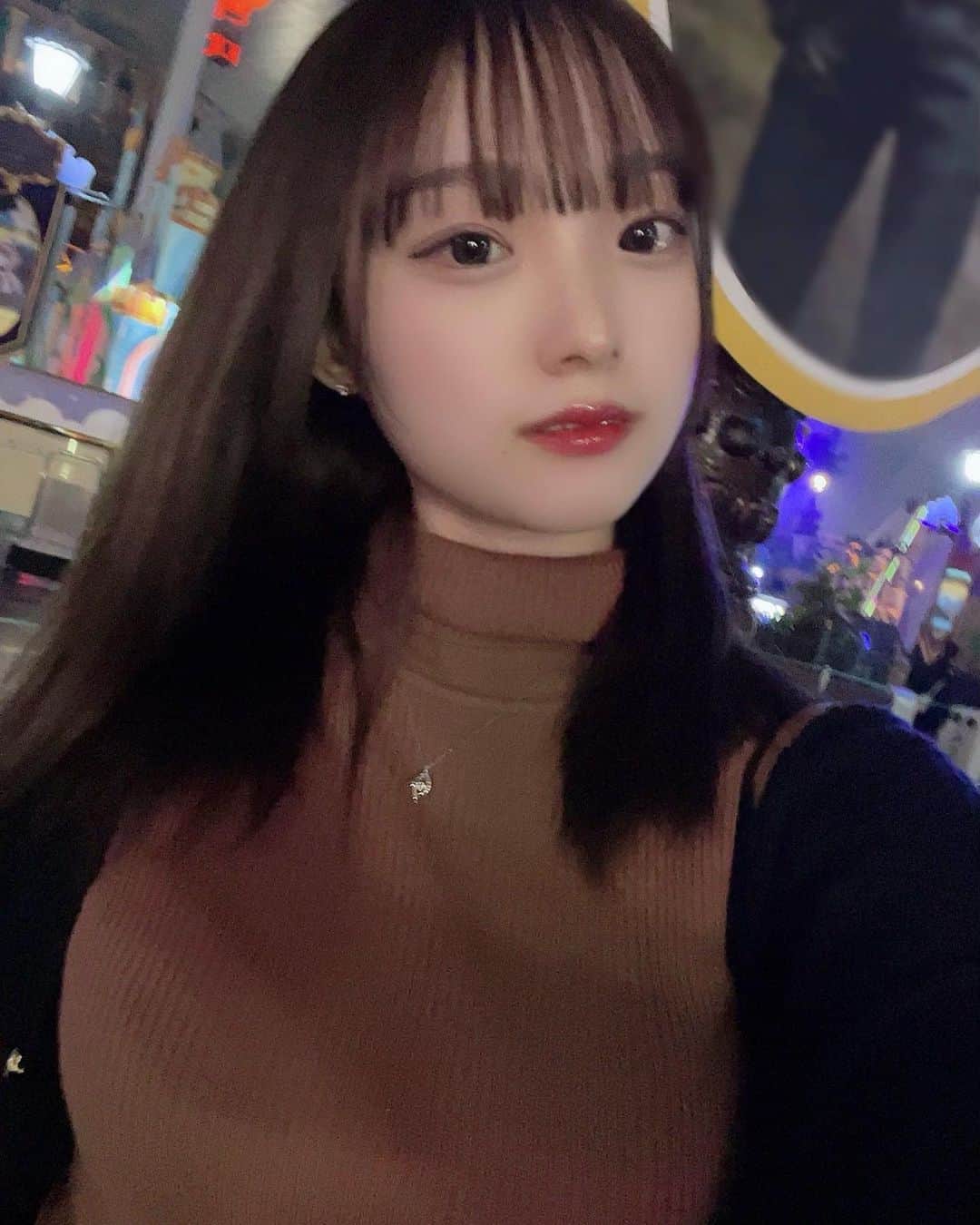 のインスタグラム：「ニット着たよ〜 もう冬だ寒い( Ö )  最近ピラティスとジム行ってダイエットがんばってるねん〜💪💪 お肉いっぱい食べたい  冬服何着ようか迷ってるねんけど どんなの着て欲しい？🥺」