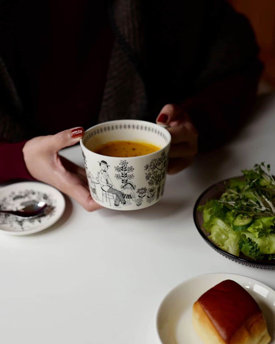 のインスタグラム：「こんばんワイン 本日最後のアップです～ 連投すみませぬm(_ _)m  10月18日発売 アラビアのエミリア Emilia カップ0.4Lのページが できましたので公開しました。 プロフィールからどうぞ。 一応URLはこちら。 https://www.scope.ne.jp/item/ar79  大きなマグをもって韓国ドラマ 財閥家の末息子をみたらバッチリ これ1杯あれば1話いけるはず！  マグ 0.3L　4,180円 （ページ公開済） カップ0.4L　4,180円 （ページ公開済） プレート10.5cm　3,080円 （ページ公開済） プレート19cm　3,850円 （ページ公開済） プレート24cm　4,400円（ページ公開済） ボウル13cm　3,850円 ピッチャー0.35L　5,280円 （ページ公開済） ミニカップ 2個セット　4,950円 （ページ公開済） ベース19cm　9,900円 （ページ公開済）  明日の朝 ボウル13cmをアップして全て完了！ 久しぶりに遊ぼうよパラダイス いっちゃいますかね！？  #scope_japan #arabiafinland #アラビアエミリア #arabiaemilia」