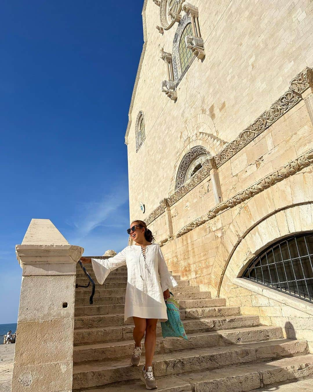 伊藤羽仁衣のインスタグラム：「プーリア最終日🇮🇹 空の色、街の色、空気の色まで違ってた🩵🥂🩵  .  @sanmarzanowines   #sanmarzanowines #サンマルツァーノワイン #Puglia #プーリア #italianlifestyle #presstrip #calce#カルチェ #edda#エッダ #tramari#トラマーリロゼ #timo #ティーモ」