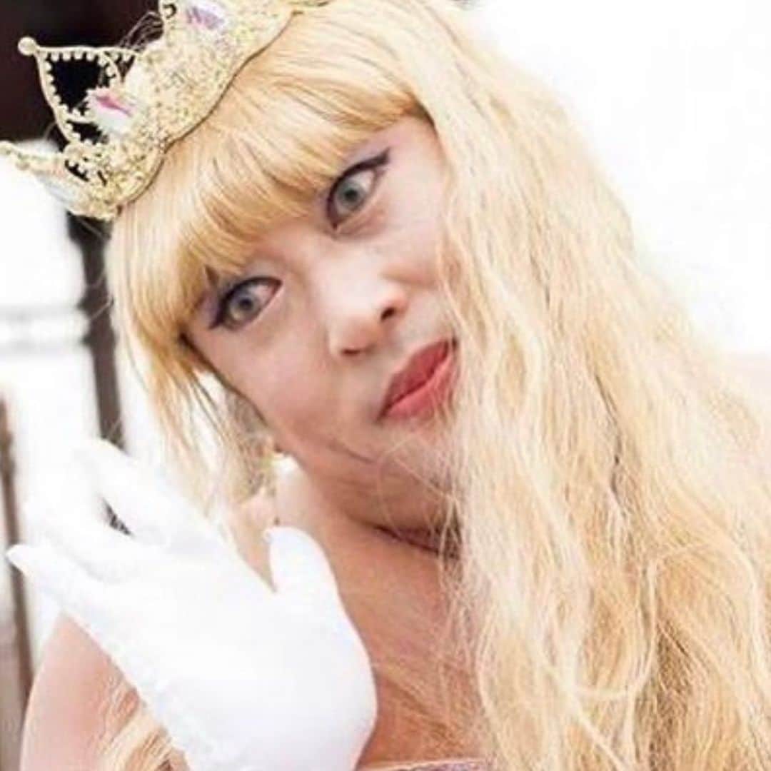 クリエイターズ・ファイル公式（ロバート秋山）さんのインスタグラム写真 - (クリエイターズ・ファイル公式（ロバート秋山）Instagram)「10月16日はウォルト・ディズニー・カンパニーが創設した日。  テーマパーク「甲信越ファニーワールド」を支えるキャラクターは「二度寝のプリンセス・スヌーズ姫」。敵対するアラーム王国のウェイク王子と恋に落ち、婚礼の朝に二度寝して結果王国を救うという物語もファンタジックで魅力的。  ゲートで購入できる券をうまく活用して遊べば30分弱ですべて回ることができるというのは有名な話。  では、その券の名前は何でしょう?!  答えは明日の投稿の最後で! ※昨日のクイズの答え→「langue de chat（ラングドシャ）」  #クリエイターズファイル #スヌーズ姫 #アラーム #テーマパーク #クリエイター #クリエイティブ #写真日記 #日記 #記念日 #ダイアリー #クイズ #サプライズ #netflix #毎日投稿 #ロバート秋山 #お笑い好き」10月16日 19時39分 - creatorsfile_officialgoods