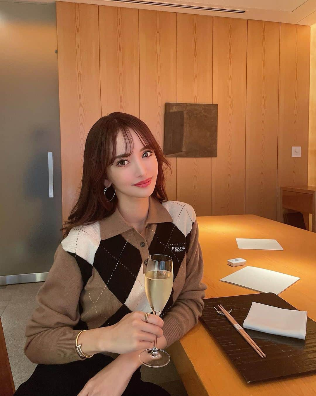 伊東亜梨沙さんのインスタグラム写真 - (伊東亜梨沙Instagram)「昼から飲むと猛烈に酔いが回る🍾 .  @dahliagsc の幹細胞美容液2本目✌️ 幹細胞の美容液が大好きで色んなところの使ってるけど2本目に突入したのはこれ合わせて4種類だけ🫶 気分で使い分けてるけどダリアのStem Cell Booster Serumは肌をもちっとしっとりさせたい時に特に⭕️ . . #ダリア銀座スキンクリニック #ダリア銀座　 #ダリア美肌 #スキンケア #美容皮膚科 #pr #prada #プラダ」10月16日 19時40分 - arisa__917m