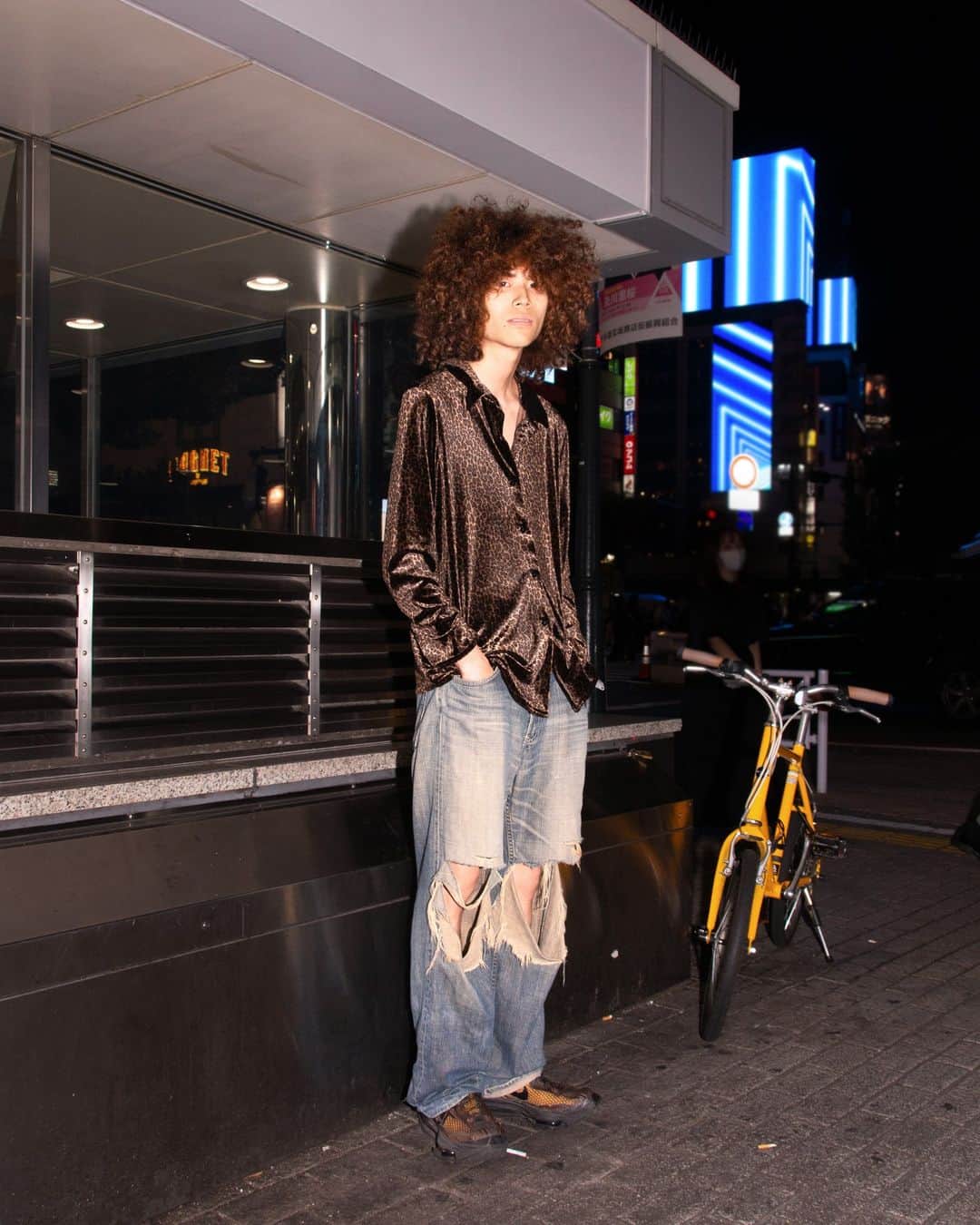 ファッションプレスのインスタグラム：「.  本間 哲郎 Tetsuro Honma(@tetsuro_honma)  27歳・美容師  shirt #古着 #used pants #リーバイス #levi's sneakers #マシューウィリアムソン #matthewwilliamson bag #ボンサイ #bonsai  #fashionpress #fashionpresssnap」
