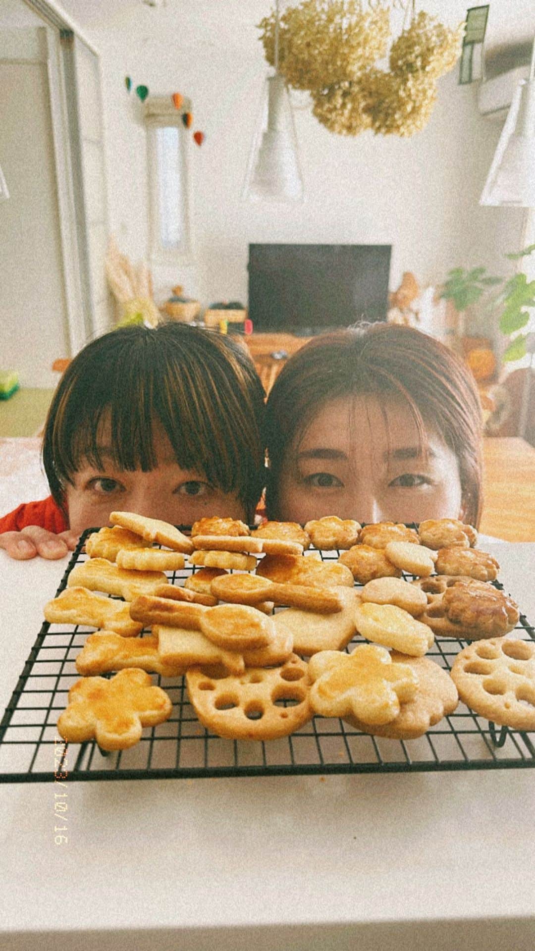 のインスタグラム：「クッキー🍪作り  ちか先生に教えてもらいながらとっても美味しいクッキーぐ作れたぁ🥹 感激っ‼️  歯に優しいクッキー🍪食べれるよぉーー👨🏽 wwww  今日は沢山笑ったぁーー🤣 塩🧂クッキーは盛り塩禁止🙏w  田園流れたら盛り上がりすぎるの禁止🙏w  @_chikoooon_  @cotta.tsukuba」