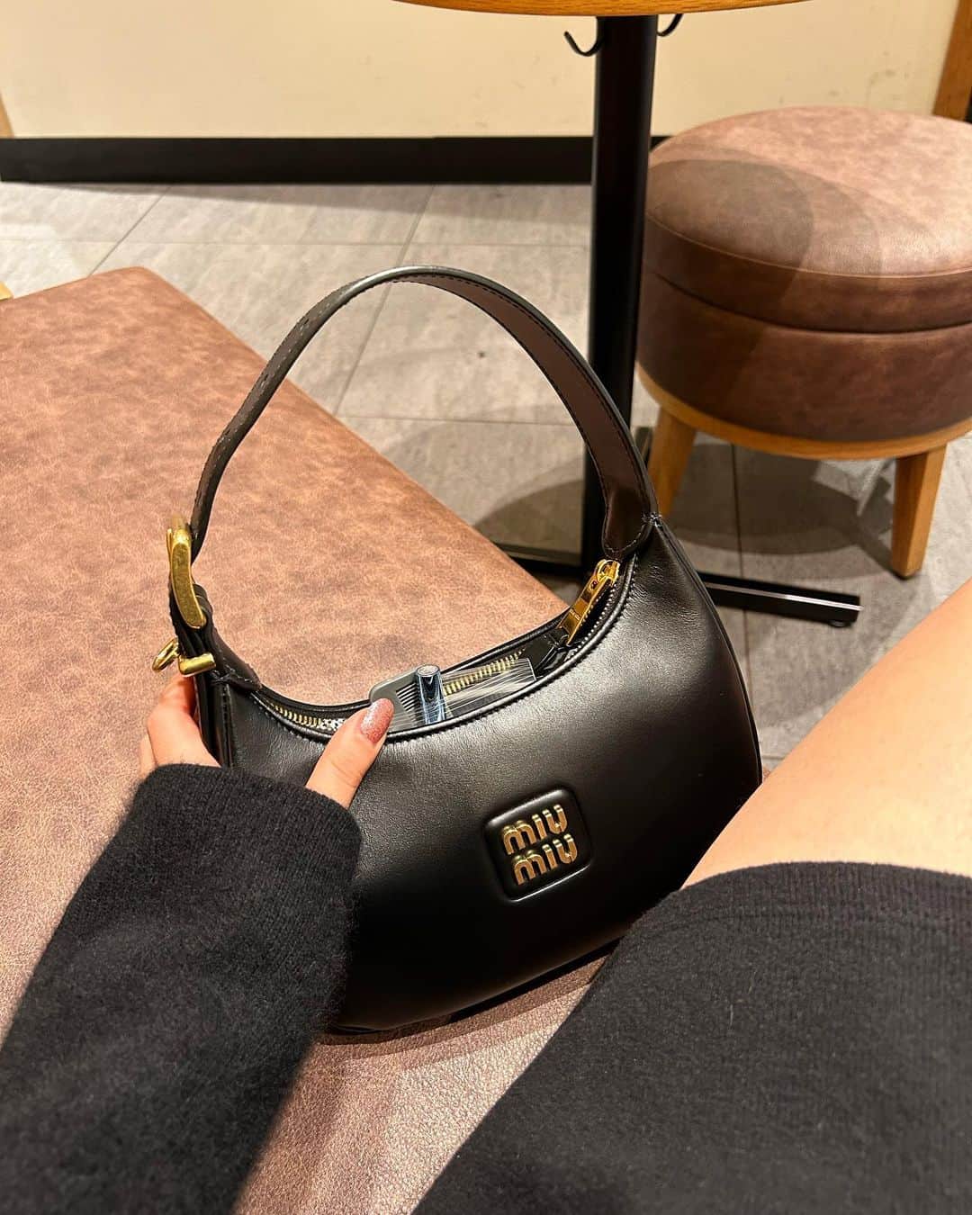 リサのインスタグラム：「🧳🖤  #miumiu」