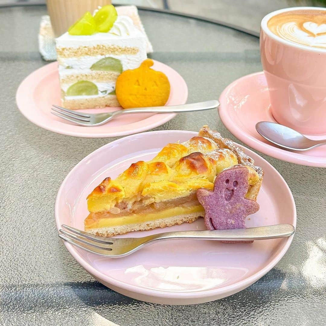 ぱんもんさんのインスタグラム写真 - (ぱんもんInstagram)「⠀ ＼ 蒲田カフェ ꪔ̤̮♥ ／ ⁡ Little Mitten BAKE SHOP （ @littlemitten_bakeshop ） ◇スイートポテトとりんごのタルト 680円 ◇シャインマスカットのショートケーキ 780円 ◇ハロウィンクッキー 80円 ◇カフェラテ 580円 ⁡ リトルミトンベイクショップさんで 秋スイーツを満喫🍎🍠 ⁡ タルトの上にシナモンで煮たリンゴと なめらかな食感のスイートポテトの組み合わせ☺︎ ふわっふわのスポンジに甘さ控えめ生クリームで シャインマスカットの甘さが引き立つショートケーキ☺︎ どちらもとっても美味しかったです🤍🤍 ⁡ お天気が良くて気温もちょうど良くて テラスが気持ちいい日でした🐶🍒 ⁡この日はショートケーキの気分だったけど、 かぼちゃのチーズケーキも食べたいな🎃 ⠀ #littlemittenbakeshop #リトルミトンベイクショップ #蒲田カフェ #蒲田グルメ #秋スイーツ #東京カフェ #ショートケーキ #シャインマスカット #カフェ巡り #ハロウィンスイーツ #大田区カフェ」10月16日 19時45分 - panmon15