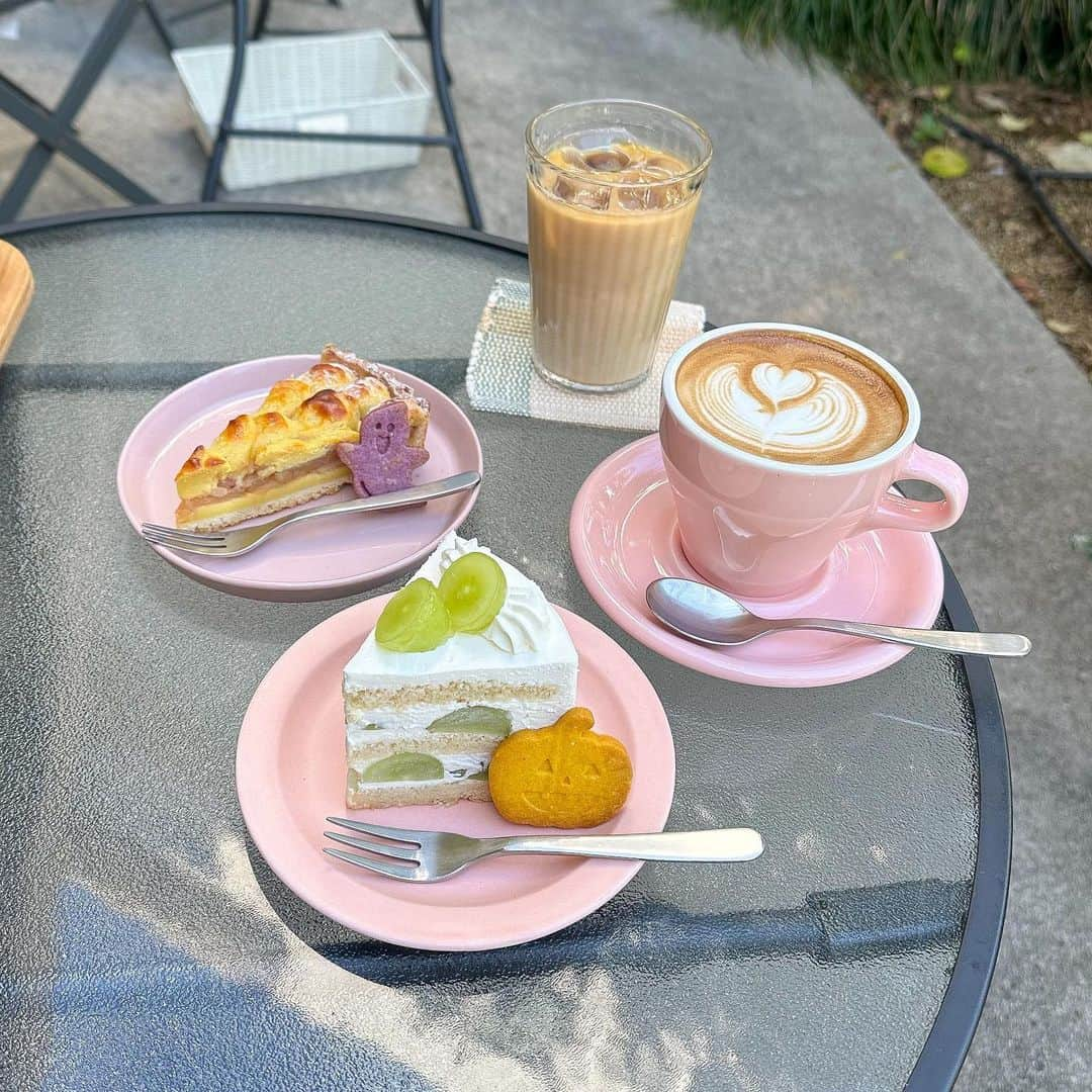 ぱんもんさんのインスタグラム写真 - (ぱんもんInstagram)「⠀ ＼ 蒲田カフェ ꪔ̤̮♥ ／ ⁡ Little Mitten BAKE SHOP （ @littlemitten_bakeshop ） ◇スイートポテトとりんごのタルト 680円 ◇シャインマスカットのショートケーキ 780円 ◇ハロウィンクッキー 80円 ◇カフェラテ 580円 ⁡ リトルミトンベイクショップさんで 秋スイーツを満喫🍎🍠 ⁡ タルトの上にシナモンで煮たリンゴと なめらかな食感のスイートポテトの組み合わせ☺︎ ふわっふわのスポンジに甘さ控えめ生クリームで シャインマスカットの甘さが引き立つショートケーキ☺︎ どちらもとっても美味しかったです🤍🤍 ⁡ お天気が良くて気温もちょうど良くて テラスが気持ちいい日でした🐶🍒 ⁡この日はショートケーキの気分だったけど、 かぼちゃのチーズケーキも食べたいな🎃 ⠀ #littlemittenbakeshop #リトルミトンベイクショップ #蒲田カフェ #蒲田グルメ #秋スイーツ #東京カフェ #ショートケーキ #シャインマスカット #カフェ巡り #ハロウィンスイーツ #大田区カフェ」10月16日 19時45分 - panmon15