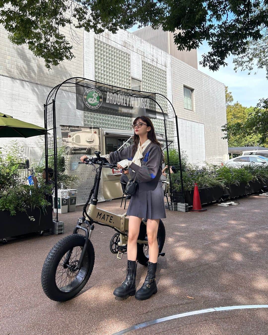 のインスタグラム：「🚲໒꒱  走るのが気持ちよい気候に なってきたので 隙あらばのってます。 (最近のわたしのストレス発散)  カーディガンは10月の新作で オリジナル柄で作った推しちゃん。 ボウタイブラウスは 何でも合わせやすくて、 今年買ってよかった一枚･ᴗ･ (去年買い逃した  最近、空前のグレーブーム突入したので 今季のidemのAWは珍しくグレー連打してゆくよ…✊🏻🩶 青も相変わらず多めです。  ※スカートはショーパン仕様です୨୧」