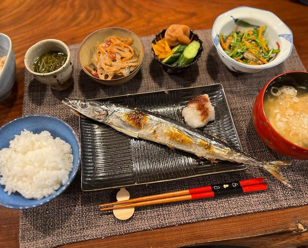 月央和沙さんのインスタグラム写真 - (月央和沙Instagram)「うちの晩ごはん🍚✨  世界一美味しい新米が 今年も届きました🙏🏻✨  #秋刀魚 #春菊のナムル #蓮根のきんぴら #めかぶ #納豆 #お漬物 #大根と豆腐のお味噌汁」10月16日 19時45分 - kazusa_tsukio