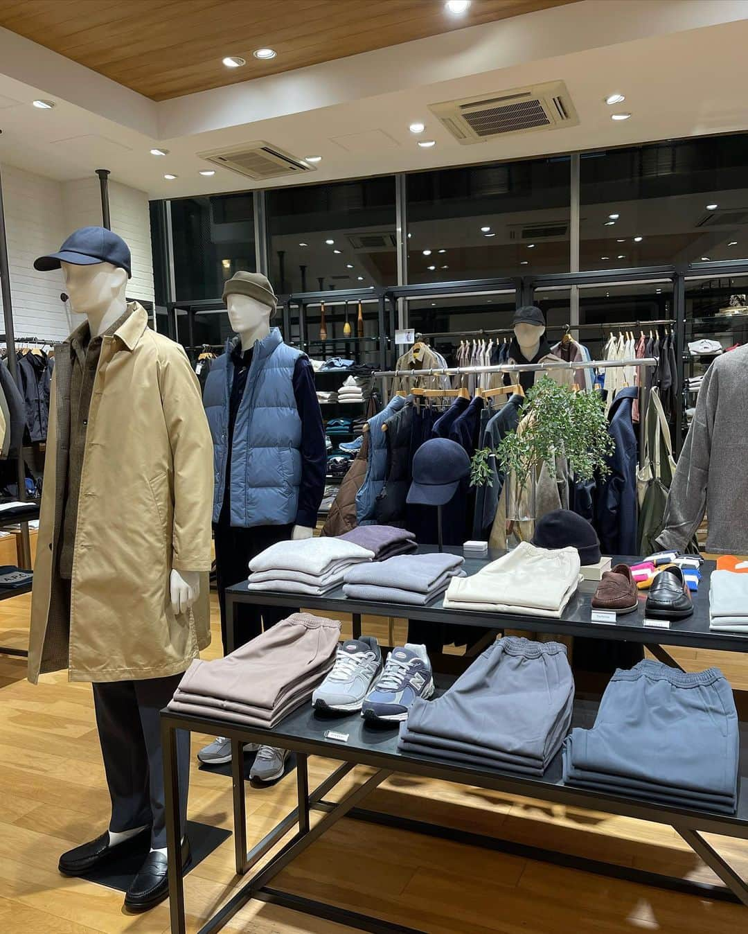 green label relaxing 自由が丘店のインスタグラム：「【MENS】秋冬の新作入荷しております。今の時期から冬場までお使いいただけるアイテムや、自由が丘店限定の仕入アイテムまで多数ご用意しております！  お近くにお越しの際は、ぜひお立ち寄りください。  ※在庫状況などご質問等ございましたら、自由が丘店までお問い合わせください。  ■自由が丘店営業時間 11:00〜20:00 ☎︎ 03-5731-8531 　 ■駐車場サービス お買い上げ金額に応じて以下ご利用いただけます。 場所【自由が丘南口有料駐車場】 > ¥5,000(税込)以上　30分チケット1枚 > ¥10,000(税込)以上　　30分チケット2枚  #greenlabelrelaxing  #グリーンレーベルリラクシング #自由が丘 #jiyugaoka #秋冬コーデ #秋コーデ #冬コーデ #メンズコーデ #メンズカジュアル #メンズスーツ #patagonia #パタゴニア #on #きれいめカジュアル」