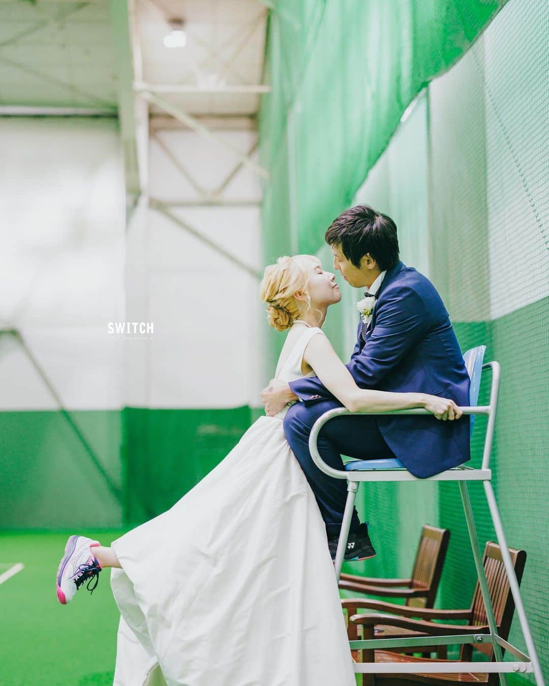 SWITCH SHOOTING PHOTO MAISONのインスタグラム：「SWITCH東京では、併設のテニスコートで前撮りも可能です❣︎  テニスがお好きなおふたりで ドレスとタキシードにご自前のテニスシューズを合わせた姿がとっても素敵🤍  ⚐ 洋装チャペル館内プラン⚐  東京 @switch.tokyo 大阪 @switch.umeda 札幌 @switch.sapporo 鹿児島 @switch.kagoshima ⁡. ▼少人数結婚式ご検討のカップルはこちらから @chapel_tenkeiandmarry ⁡. ▼前撮り・フォトウェディングご希望のカップルはこちらから @switch.tokyo . #switch表参道#switchomotesando #switch東京　#switchtokyo #前撮り#後撮り#ウェディングフォト#フォトウェディング#フォトスタジオ #ブライダルフォト#結婚写真#結婚式前撮り#プレ花嫁#花嫁準備#ブライダルヘア#ウェディングヘア#おしゃれ花嫁#ドレス試着#結婚式#日本中のプレ花嫁さんと繋がりたい#ウェディングドレス#カラードレス#タキシード#和装前撮り#色打掛#白無垢#品プリ花嫁 #品プリ婚」