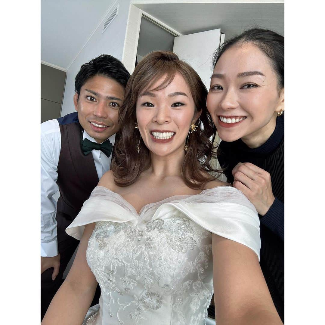 川井梨紗子さんのインスタグラム写真 - (川井梨紗子Instagram)「. ドレスとヘアメイクのこと🕊️🤍  ウエディングドレスは衣装選びの時に1番楽しそうだった母のお気に入りの１着、 パープルのドレスはカタログで私が一目惚れして、 ウエディングドレスより先に決まりました💫  ヘアメイクとブーケは、服部さん( @ceu0116 )に💐🥹✨ ヘアもメイクもアクセサリーも全部お任せ、 ブーケは当日に知りました💐 花束でこんなに興奮したのは初めてだった...🥹💐🤍 ヘアメイクとアクセサリーは提案されたものから一つも変更なしで、もう何から何まで全部が私の好みど真ん中😭 「この人に任せておけば絶対大丈夫だ」っていう安心感が すごかった...  「いつもはアスリートとして戦っているけど、今日はちゃんときれいな花嫁になれてる」 って服部さんから言われて嬉しくてたまらなかった、、🥹 幸せな時間でした...♡♡ 服部さん、ありがとうございました😭✨ . この日は超めずらしく、希龍がかわいいとか似合ってるとか言ってくれたので大満足です😌笑」10月16日 19時49分 - risako_kawai