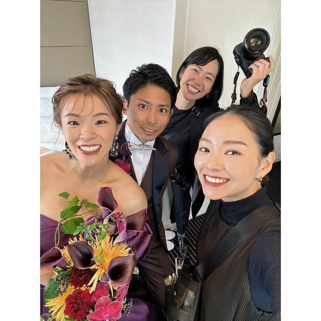 川井梨紗子さんのインスタグラム写真 - (川井梨紗子Instagram)「. ドレスとヘアメイクのこと🕊️🤍  ウエディングドレスは衣装選びの時に1番楽しそうだった母のお気に入りの１着、 パープルのドレスはカタログで私が一目惚れして、 ウエディングドレスより先に決まりました💫  ヘアメイクとブーケは、服部さん( @ceu0116 )に💐🥹✨ ヘアもメイクもアクセサリーも全部お任せ、 ブーケは当日に知りました💐 花束でこんなに興奮したのは初めてだった...🥹💐🤍 ヘアメイクとアクセサリーは提案されたものから一つも変更なしで、もう何から何まで全部が私の好みど真ん中😭 「この人に任せておけば絶対大丈夫だ」っていう安心感が すごかった...  「いつもはアスリートとして戦っているけど、今日はちゃんときれいな花嫁になれてる」 って服部さんから言われて嬉しくてたまらなかった、、🥹 幸せな時間でした...♡♡ 服部さん、ありがとうございました😭✨ . この日は超めずらしく、希龍がかわいいとか似合ってるとか言ってくれたので大満足です😌笑」10月16日 19時49分 - risako_kawai