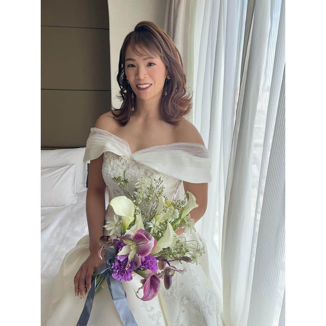 川井梨紗子のインスタグラム：「. ドレスとヘアメイクのこと🕊️🤍  ウエディングドレスは衣装選びの時に1番楽しそうだった母のお気に入りの１着、 パープルのドレスはカタログで私が一目惚れして、 ウエディングドレスより先に決まりました💫  ヘアメイクとブーケは、服部さん( @ceu0116 )に💐🥹✨ ヘアもメイクもアクセサリーも全部お任せ、 ブーケは当日に知りました💐 花束でこんなに興奮したのは初めてだった...🥹💐🤍 ヘアメイクとアクセサリーは提案されたものから一つも変更なしで、もう何から何まで全部が私の好みど真ん中😭 「この人に任せておけば絶対大丈夫だ」っていう安心感が すごかった...  「いつもはアスリートとして戦っているけど、今日はちゃんときれいな花嫁になれてる」 って服部さんから言われて嬉しくてたまらなかった、、🥹 幸せな時間でした...♡♡ 服部さん、ありがとうございました😭✨ . この日は超めずらしく、希龍がかわいいとか似合ってるとか言ってくれたので大満足です😌笑」