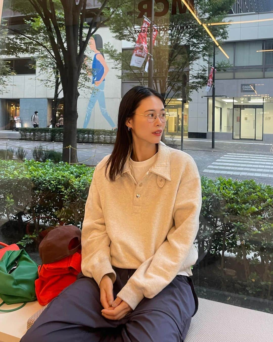 田中シェンのインスタグラム：「距離に負けるな、好奇心👀  Tops @oldfolkhouse  Pants @unfilo_mens_official  Cap @anchorinc  Shoes @adidasoriginals  Bag  向かうはラーメン激戦区🍜 @kittemarunouchi の地下。 東京駅のレンガを横目に見つつ 一括で買った切符をお店のお姉さんに渡す🎫 丸の内→日比谷さんぽ🚶  __________________________ #kitte丸の内  @kaneda_kitte0322  #かね田  __________________________  友達女子2人を連れて田中の散歩コースへご案内。 まずは平たいお蕎麦が食べれるこちらへ！ 先に切符を買い列に並ぶこと1時間💁🏻‍♀️(大人気) 無事、平打ちざる蕎麦にありつけました！ 太いけどスルッと食べれるそばに感動しつつ、 やっぱり目玉は無限使い放題の薬味よね‼️ 海苔とニラ胡椒で3/2を完食し、最後たまごで 月見そば風で締めました🤤 結構量があるから腹ペコ訪問がおすすめ‼️  __________________________  #日比谷カフェ巡り  @mcr_hibiya  #mcrhibiya  __________________________  数ある日比谷カフェから内装で選んだこちら💁🏻‍♀️ ドリンクのみで60分、ドリンク➕食べ物で90分 制でした☕️良いのは、待ってたら必ず席が空くこと (お客さん次第っていう所も多いよね)ちょっとマイナス なのは長くお喋りしたい時は向かないって事です😌笑 ミルクブリューのコーヒーを頼みまして 飲んだ所、甘めだったからコーヒー苦手な 人にはとても飲みやすいと思いました👍🏻 朝早い時間が空いてそうでおすすめ❗️ __________________________  There are many coffe shops in #hibiya area. I call this area “ Manhattan of Tokyo” because  There are so many old buildings with bricks 🧱 (haha) Nice to walk around, #imperialpalacetokyo is really near, oxygen filled with calm minus ions. 💨 @mcr_hibiya is a small coffe shop with nice interior. Kinda Seoul feeling. Not available many time ( bc it’s popular) but try it , it might be your day!☺️ __________________________  #日比谷ランチ #有楽町カフェ  #有楽町カフェ巡り #有楽町ごはん #東京駅ランチ  #東京駅スイーツ #東京駅ラーメン #東京駅ラーメンストリート #東京駅スイーツ #東京カフェ散歩 #東京カフェ巡り☕️ #oldfolkhouse #adidashandballspezial  #アディダスコーデ #秋ファッションコーデ  #fallfashion2023 #ストリートファッションコーデ  #スウェットプルオーバー #ネイビーパンツ  #ノームコアファッション #mercedesanchorinc  #가을패션추천 #여자코디 #셀피 #셀카」